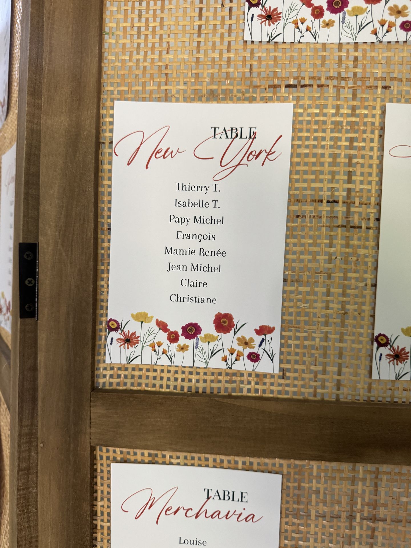 Mariage la Barbinière plan de table paravent cannage beige vase pampas