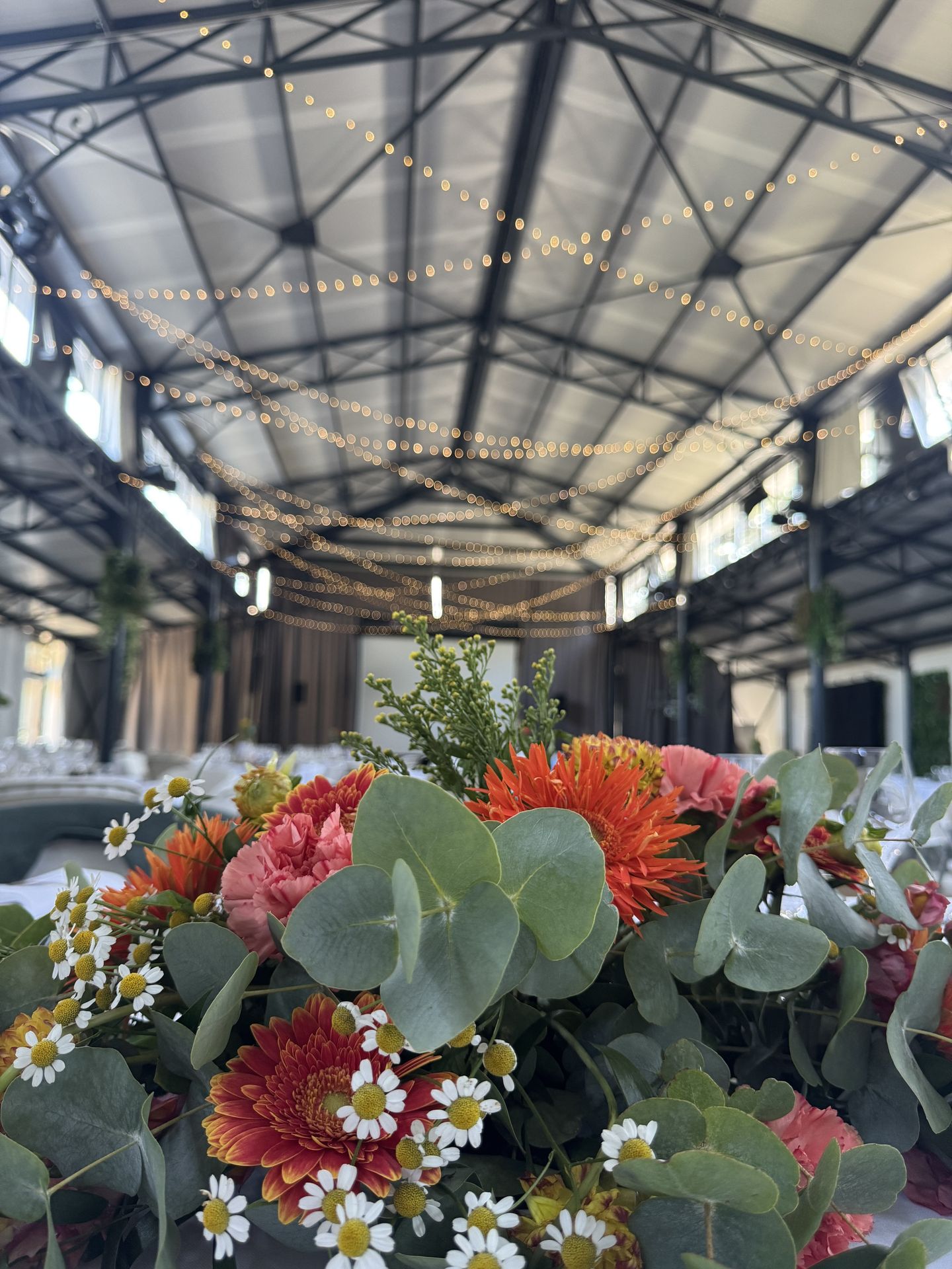 Mariage la Barbinière composition florales orange rose blanc feuillage ciel étoilé