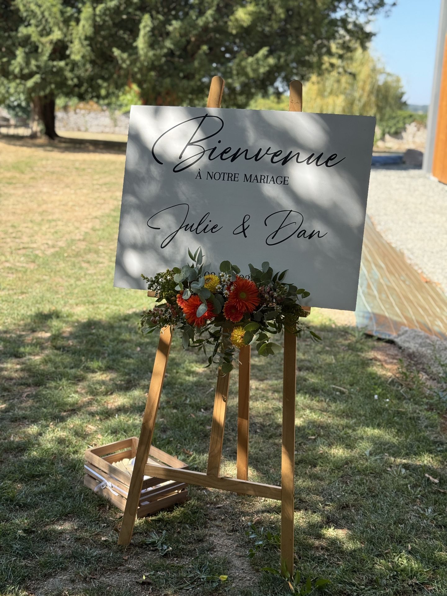 Mariage la Barbinière panneau de bienvenue blanc composition florales