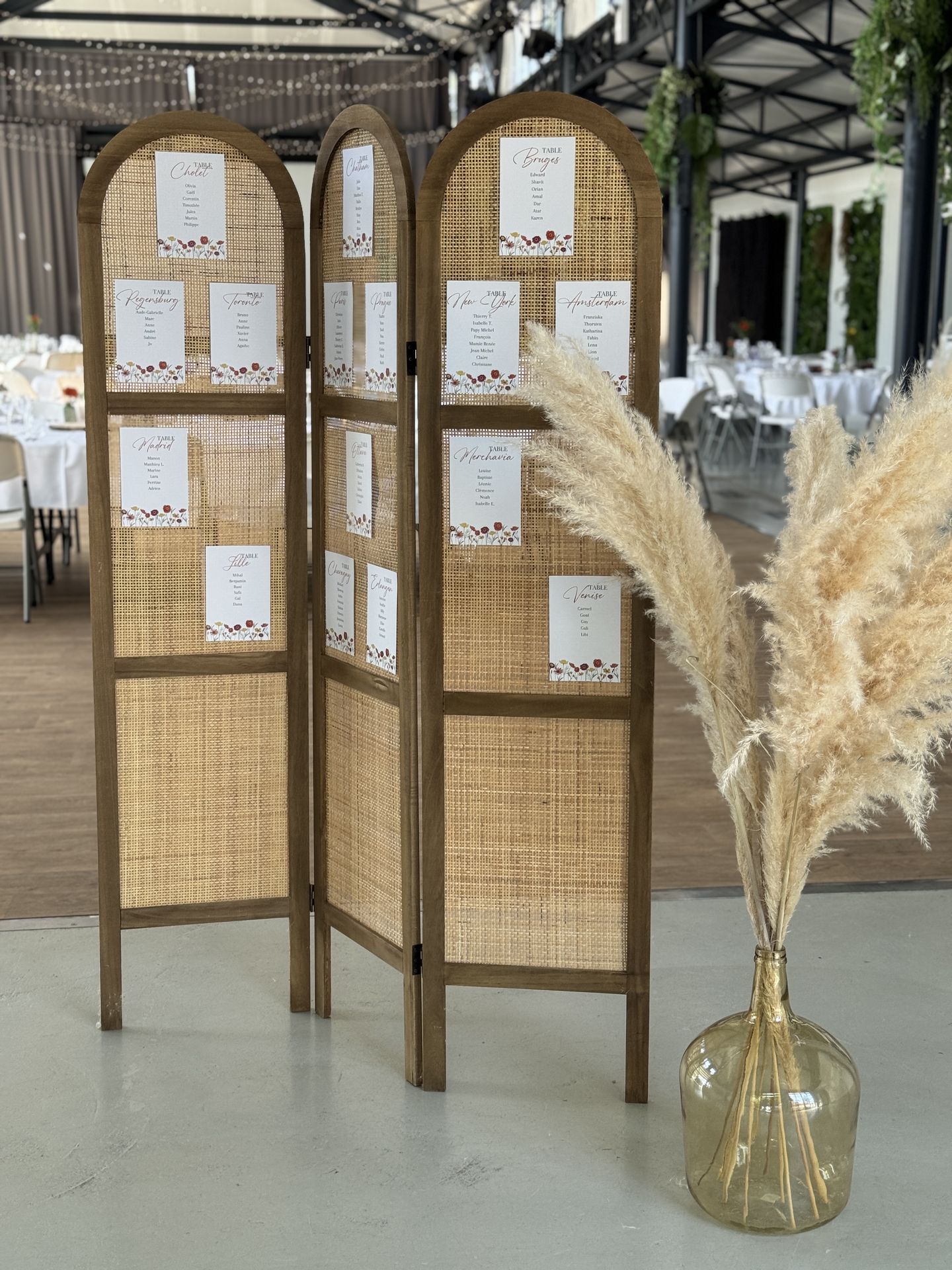 Mariage la Barbinière plan de table paravent cannage beige vase pampas