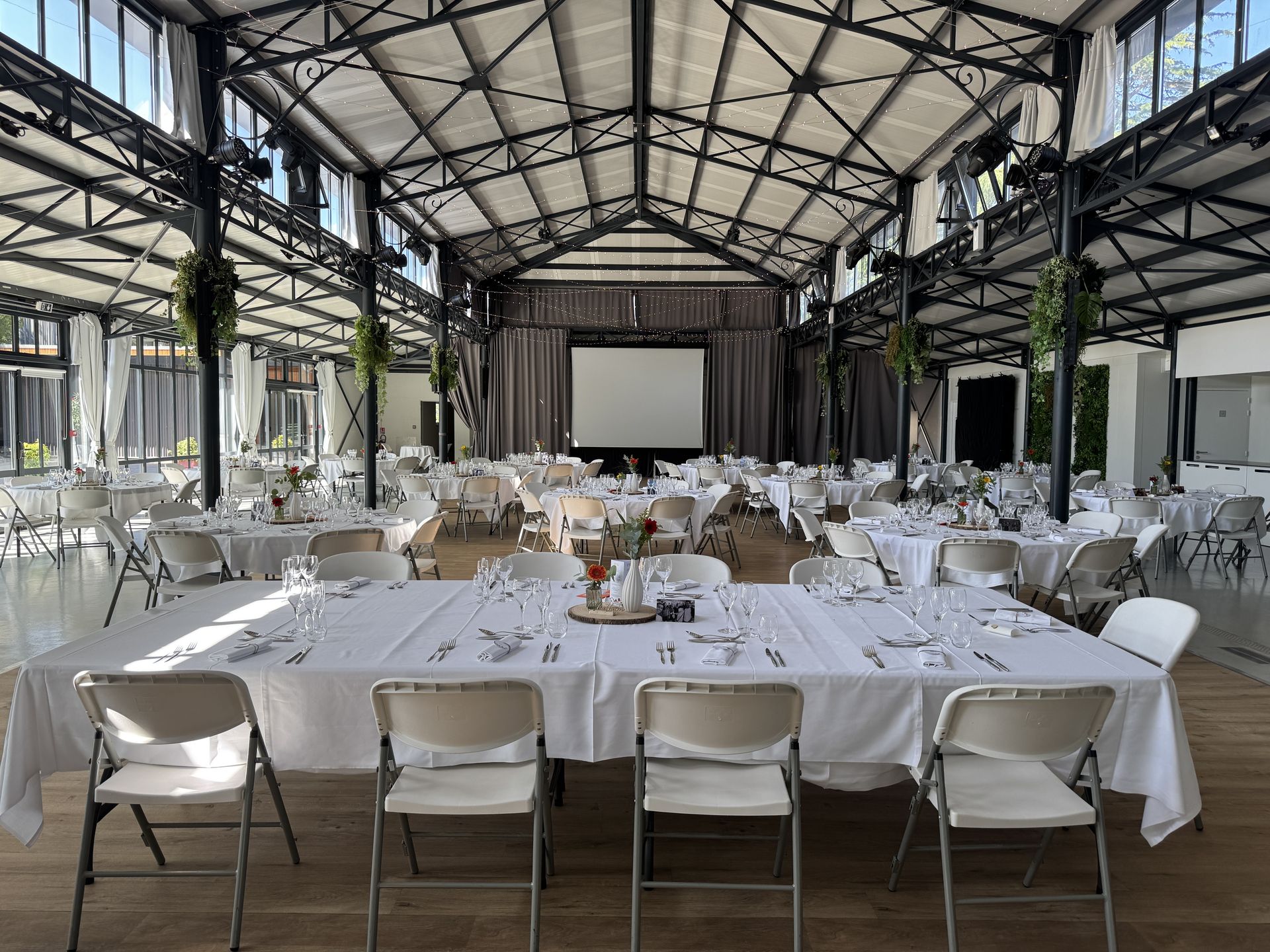 Mariage la Barbinière salle intérieur table blanche