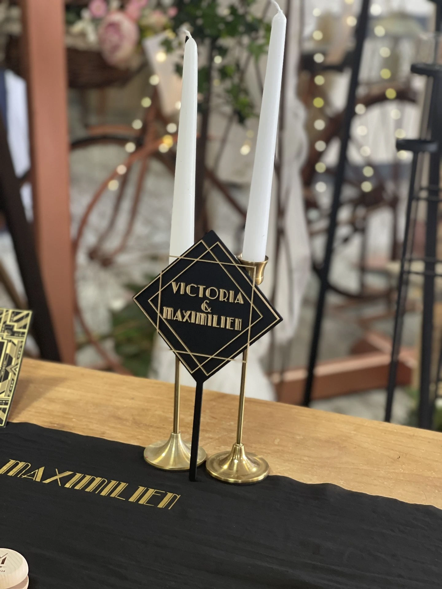 Mariage La Frogerie bougie blanches logo mariés noir et dorée