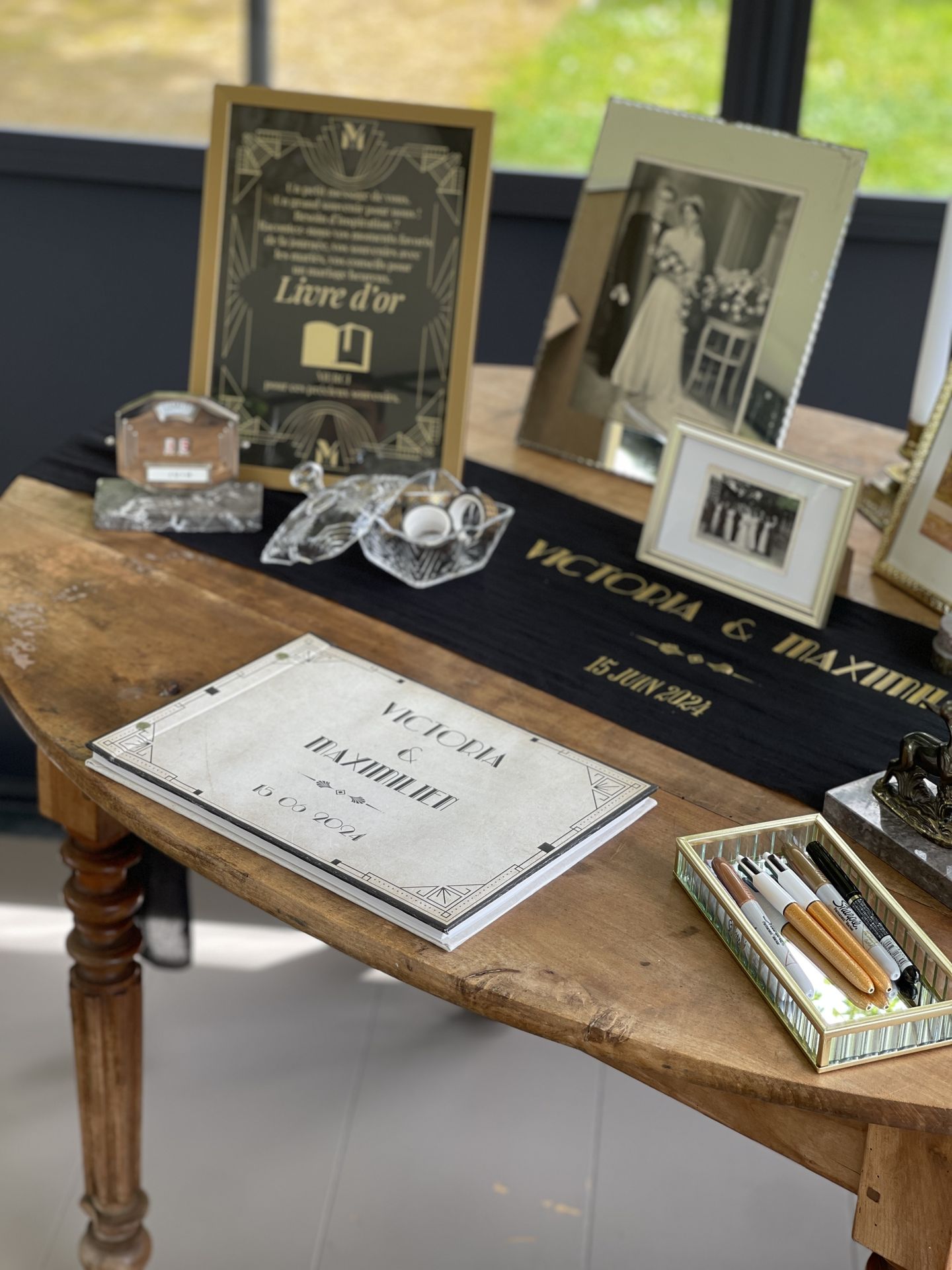 Mariage La Frogerie livre d'or noir blanc dorée personnalisé faire-part bougie yoyo vase fleurs photo mariage