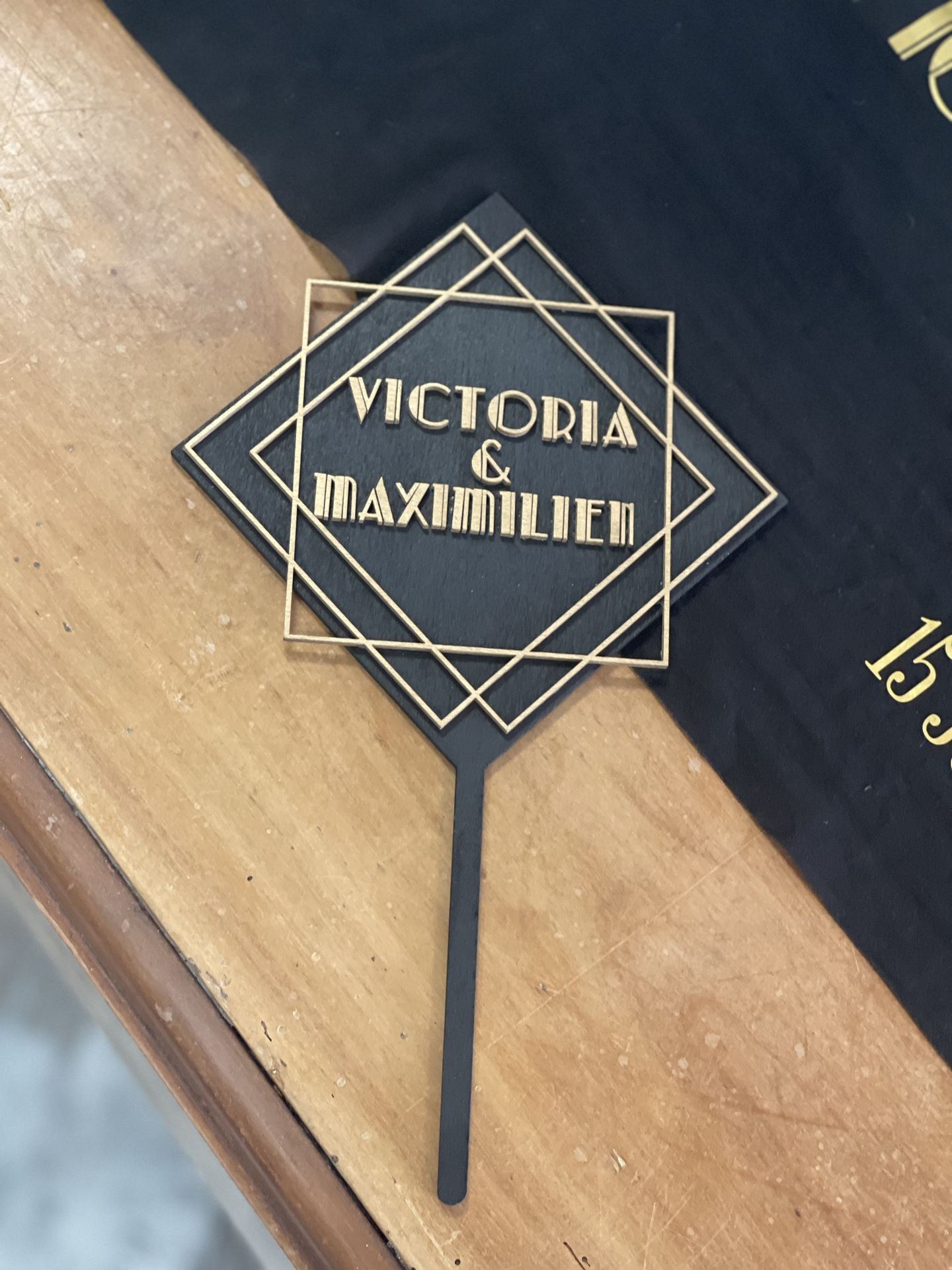 Mariage La Frogerie étiquette logo mariés dorée et noir