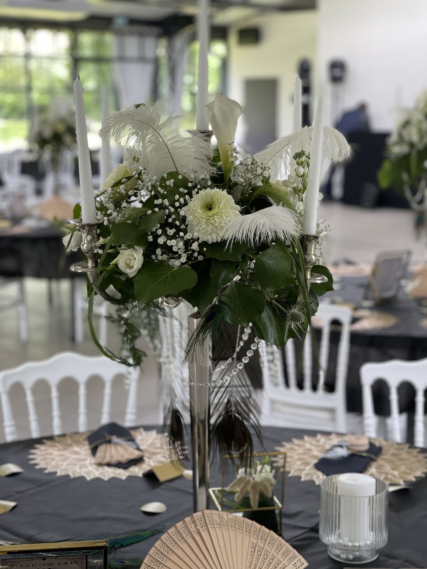 Mariage La Frogerie salle intérieure nappe noir centre de table compositions florales en hauteur décor de table dorée yoyo