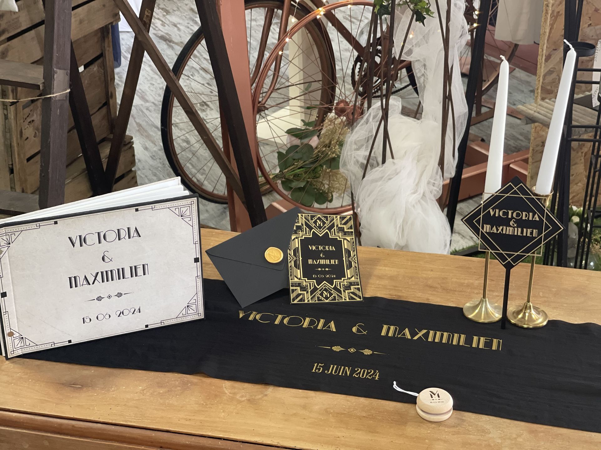 Mariage La Frogerie livre d'or noir blanc dorée personnalisé faire-part bougie yoyo