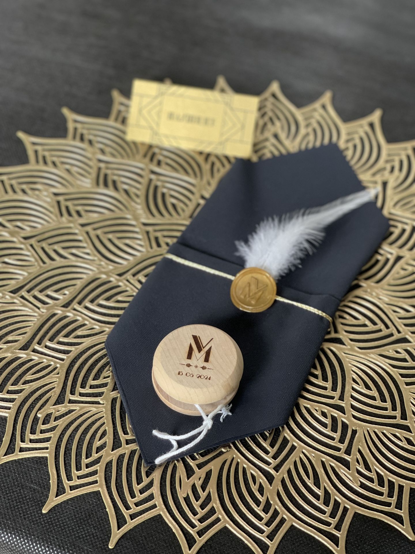 Mariage La Frogerie serviette noir seau dorée yoyo marque place dorée plume blanche