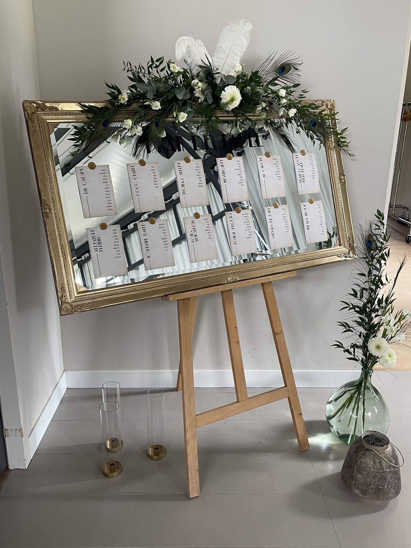 Mariage La Frogerie plan de table miroir composition florales vase fleurs tissu blanc