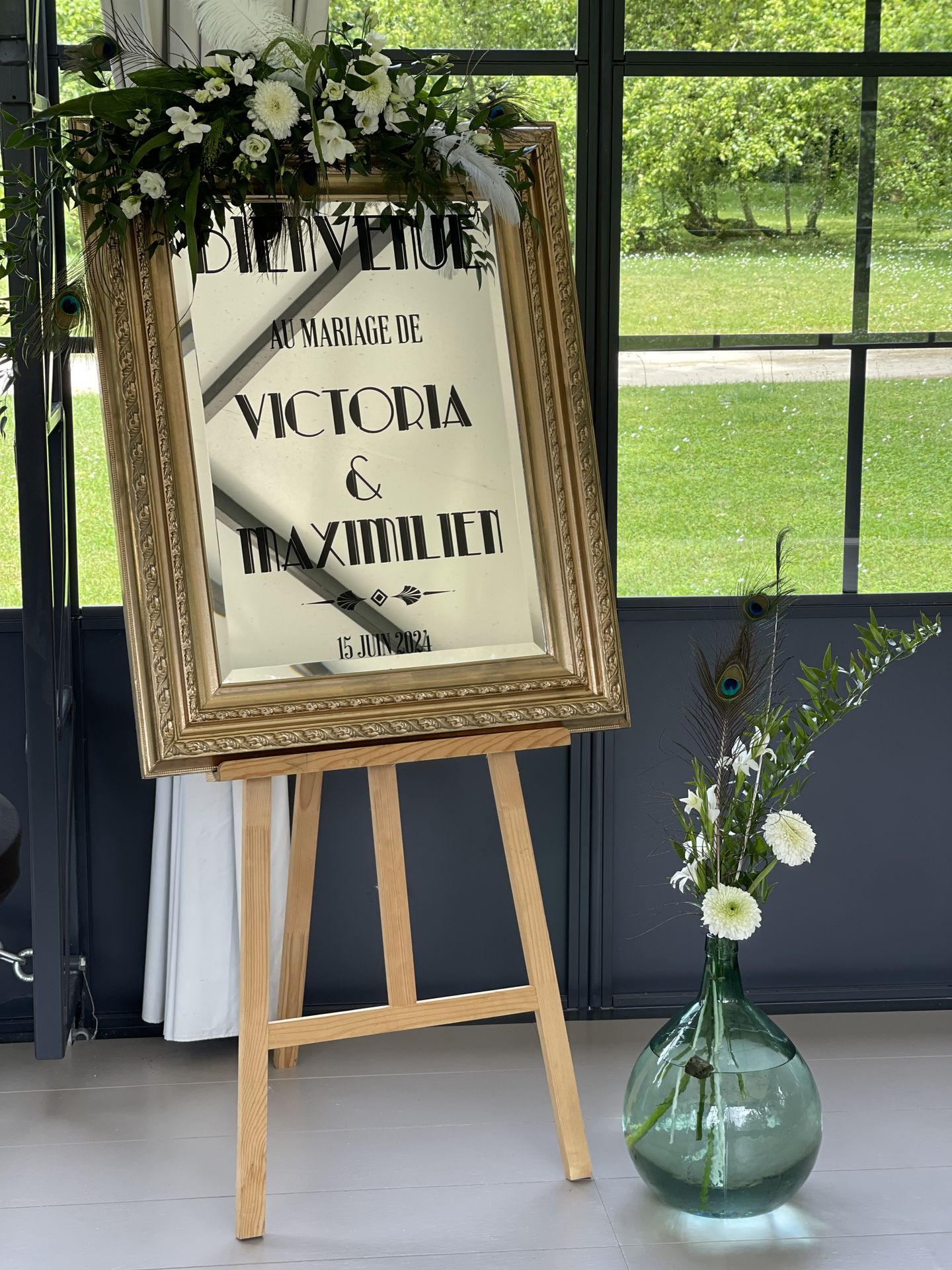 Mariage La Frogerie panneau miroir de bienvenue dorée composition florales vase fleurs