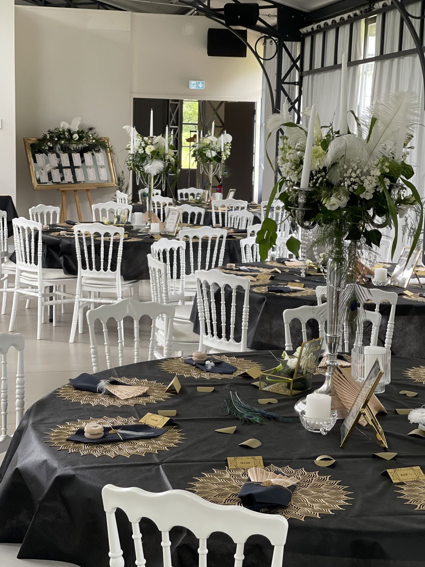 Mariage La Frogerie salle intérieure nappe noir centre de table compositions florales en hauteur décor de table dorée yoyo