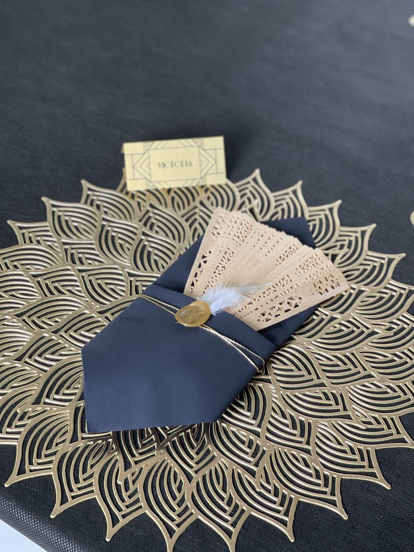 Mariage La Frogerie dessous de table doréeserviette noir seau dorée cadeaux invités éventail marqueplace doré