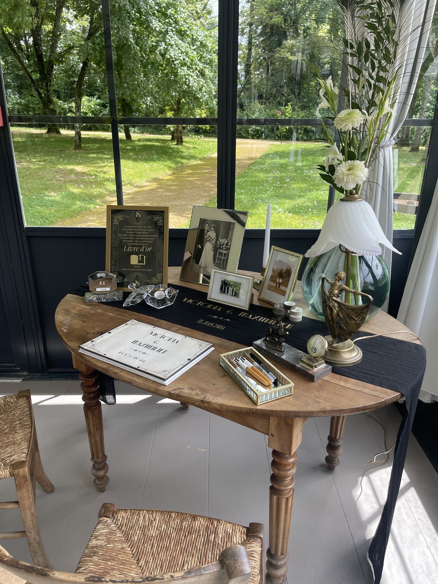 Mariage La Frogerie livre d'or noir blanc dorée personnalisé faire-part bougie yoyo vase fleurs photo mariage