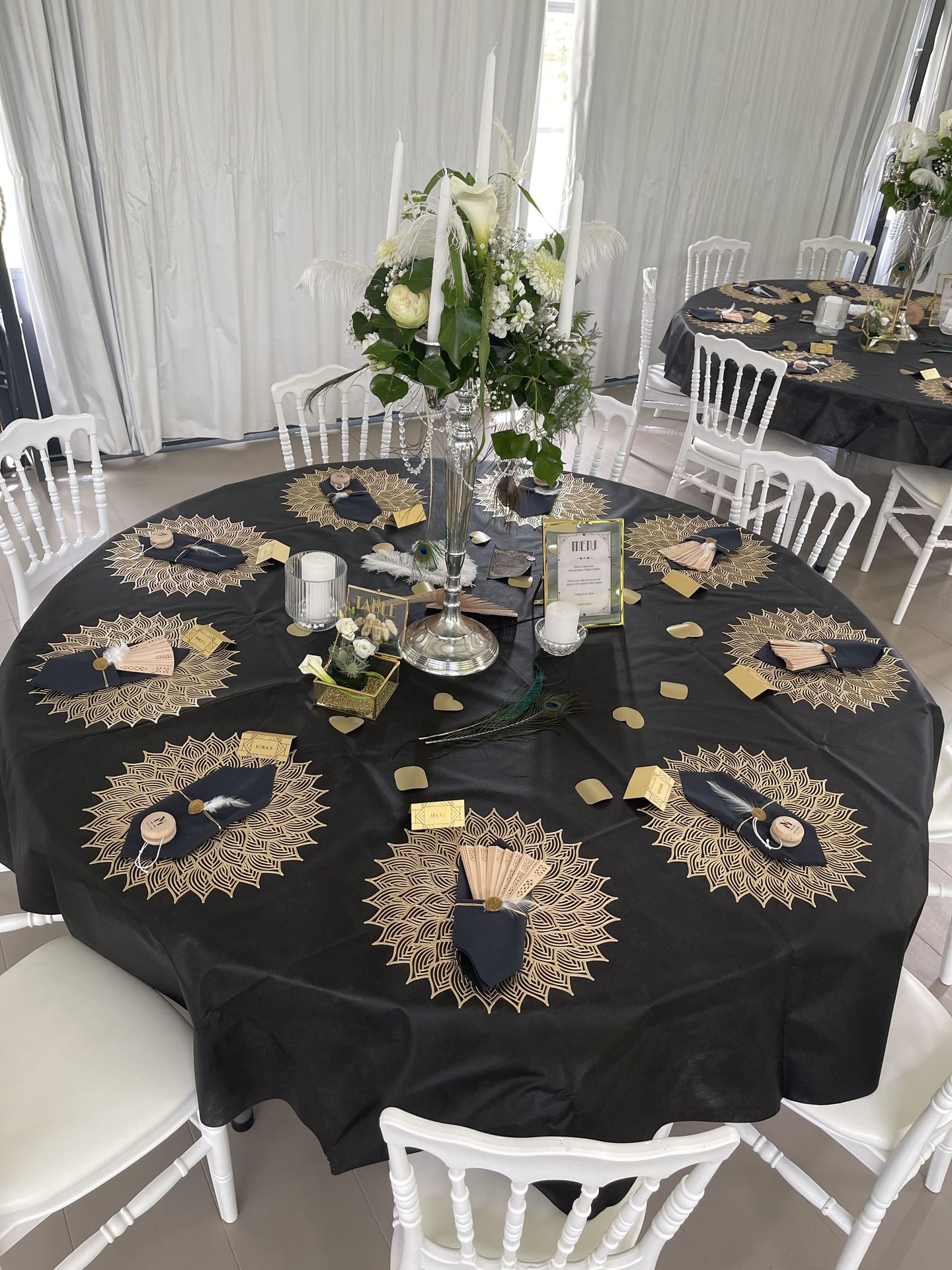 Mariage La Frogerie salle intérieure nappe noir centre de table compositions florales en hauteur décor de table dorée yoyo