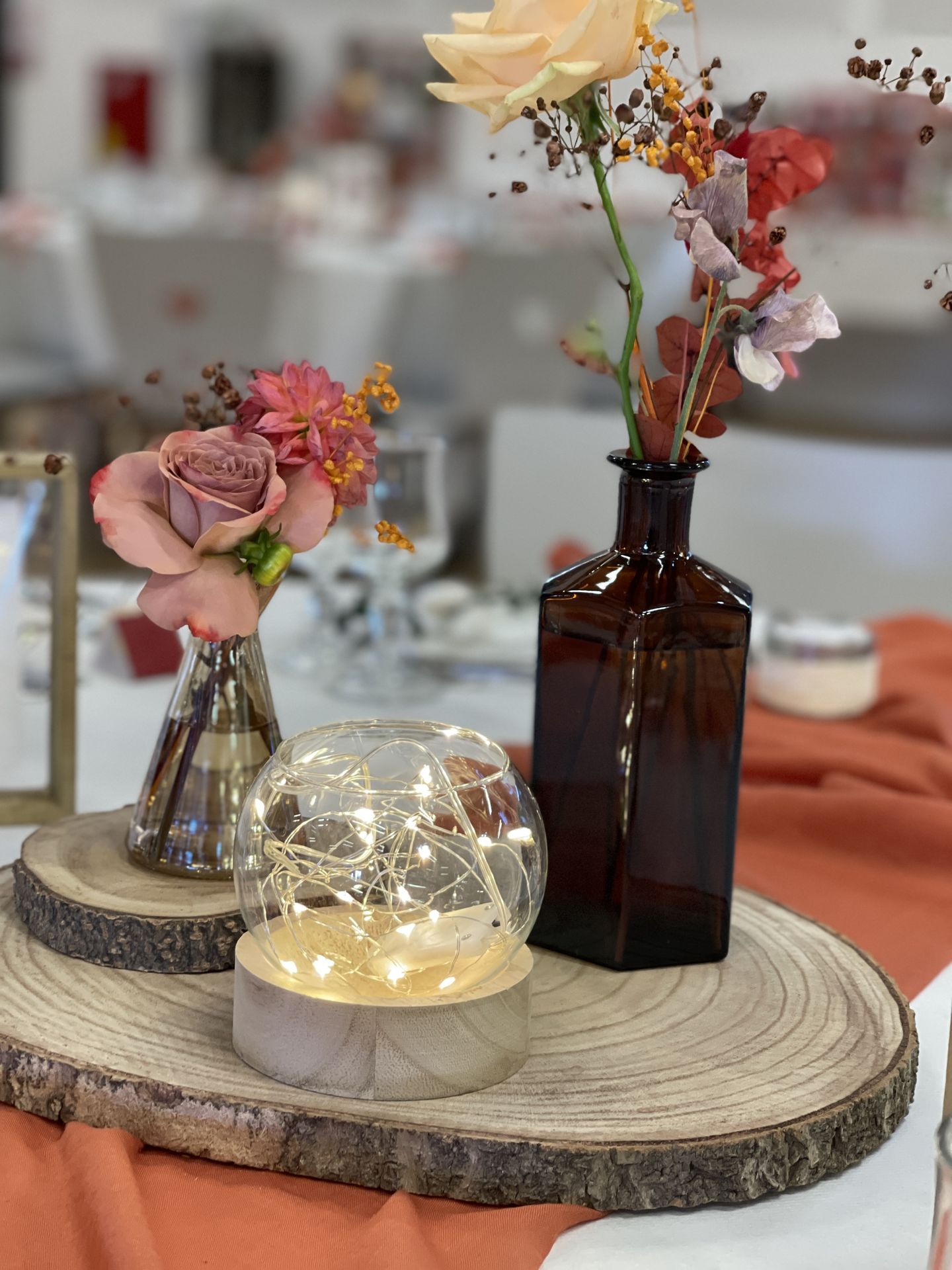 Mariage La Prairie table blanche cadre menu terracotta en bois rondin en bois vase fleuris et leds