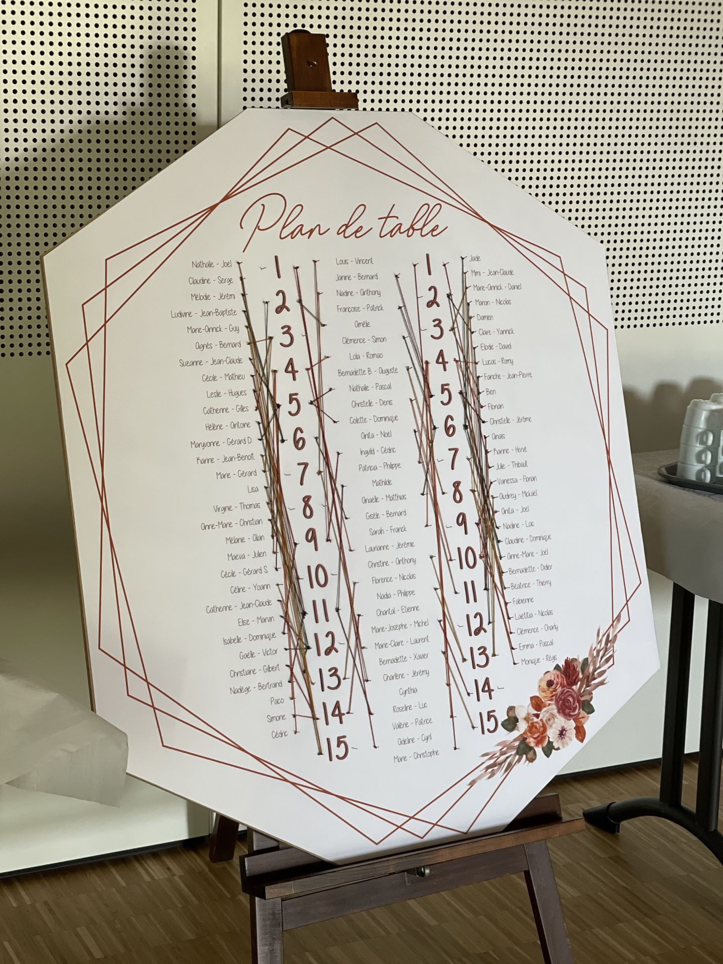 Mariage La Prairie plan de table blanc fil croisées fleurs terracotta