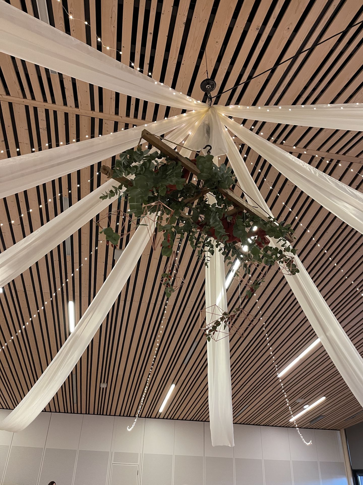 Mariage La Prairie plafond tentures blanches leds structure bois feuillage tissu terracotta