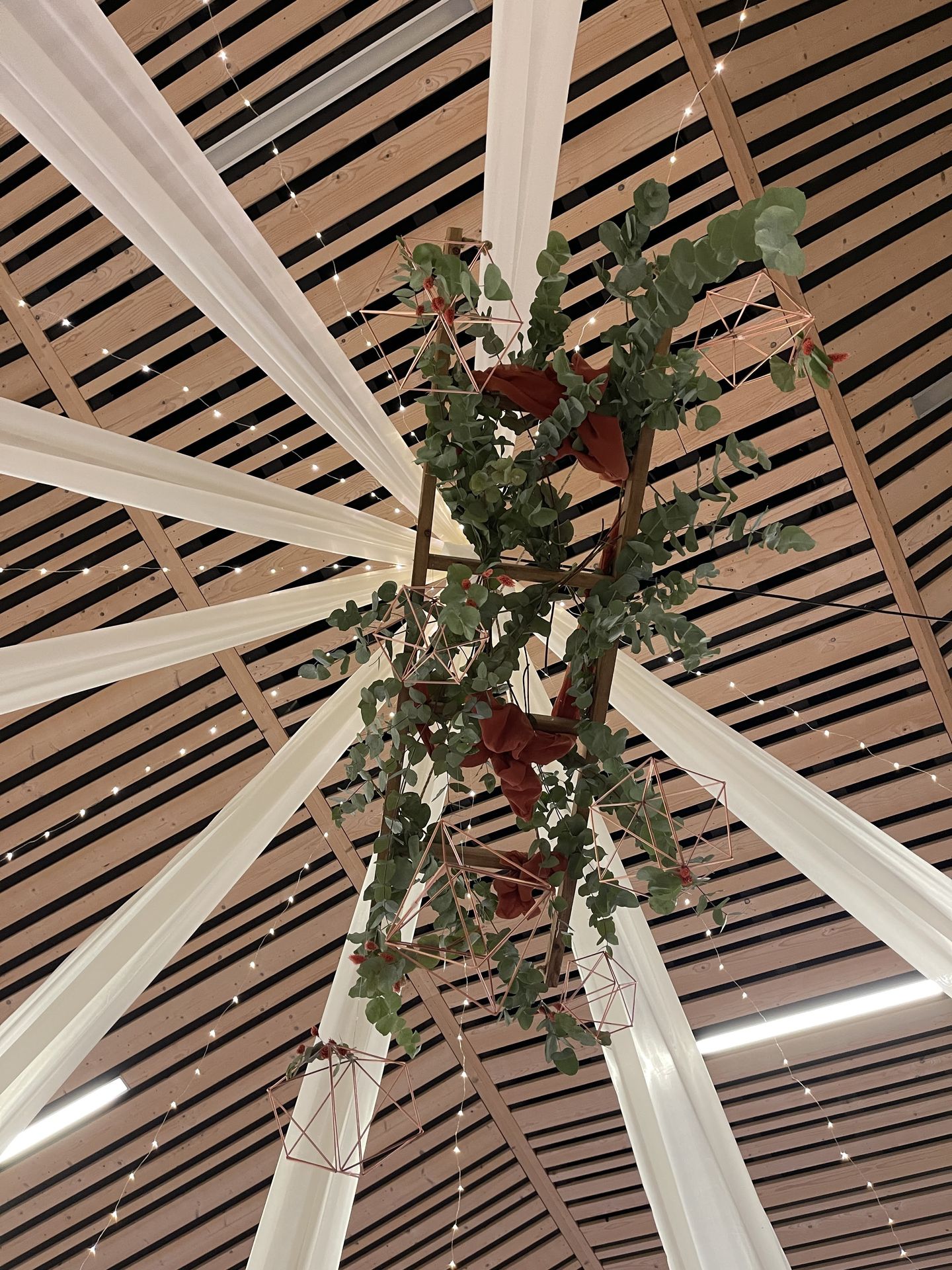 Mariage La Prairie plafond tentures blanches leds structure bois feuillage tissu terracotta