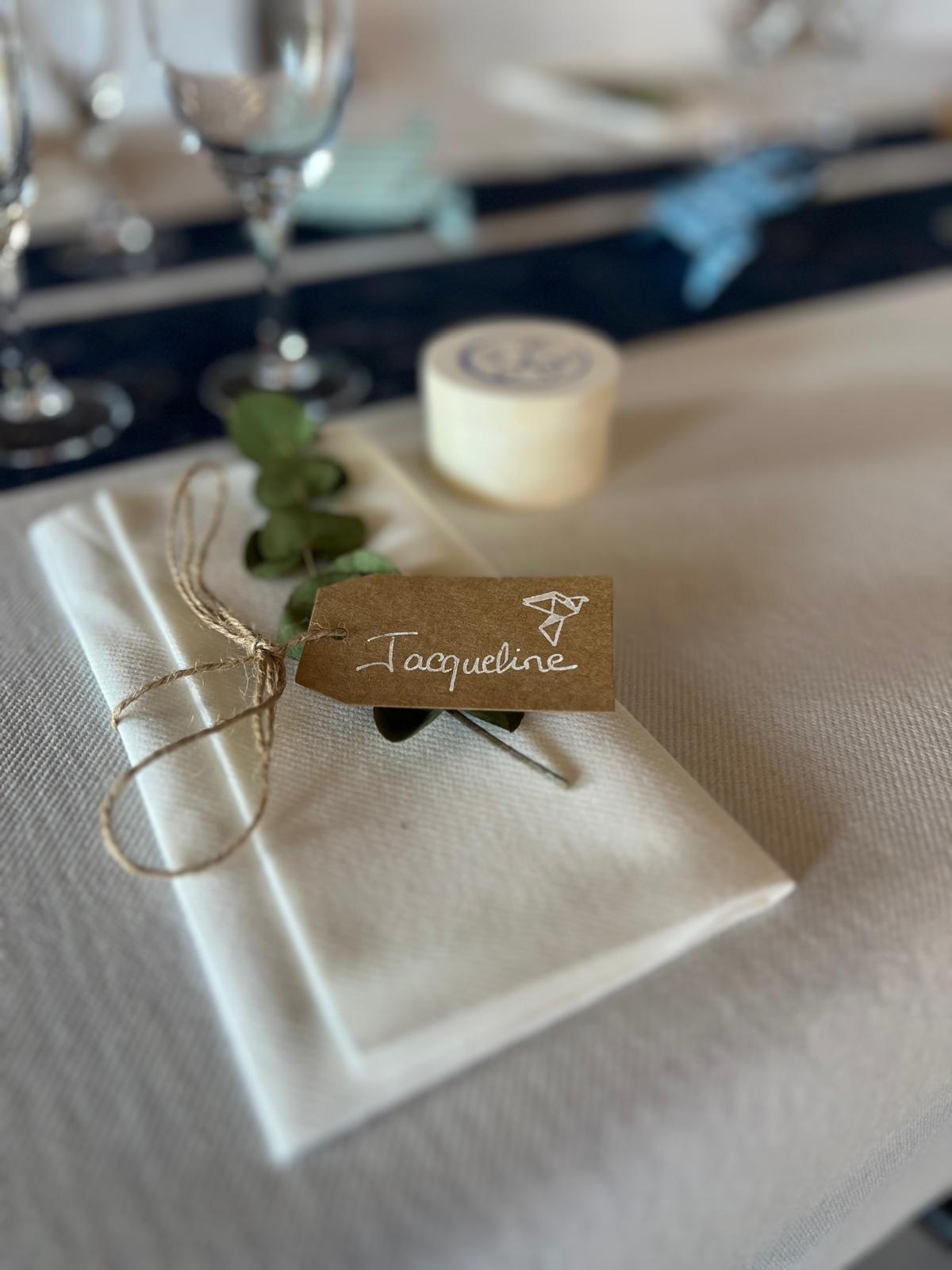 Mariage La Prairie marque place sur serviette en craft