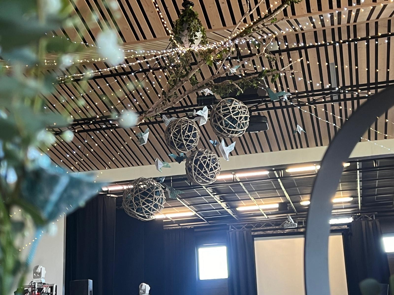Mariage La Prairie plafond ciel étoilé leds boules chinoise bois origami bleu feuillage