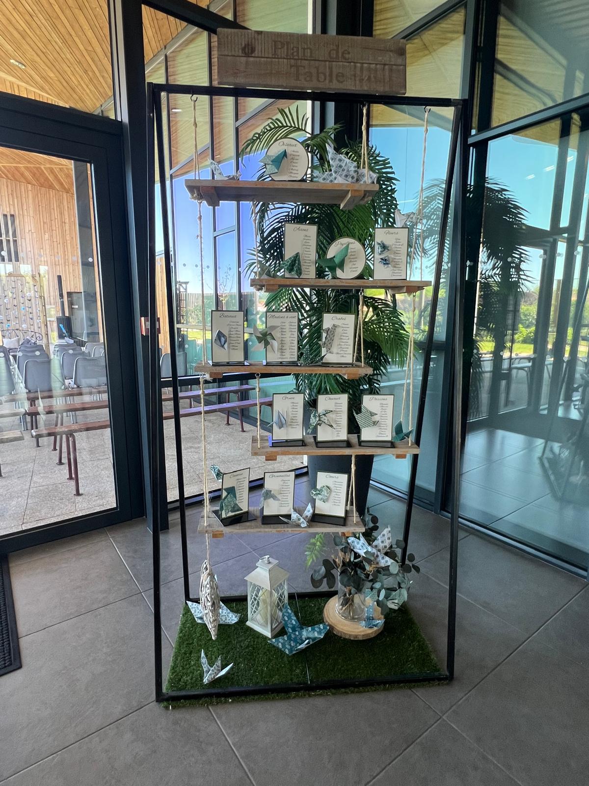 Mariage La Prairie plan de table balançoire origami feuillage vert et bleu