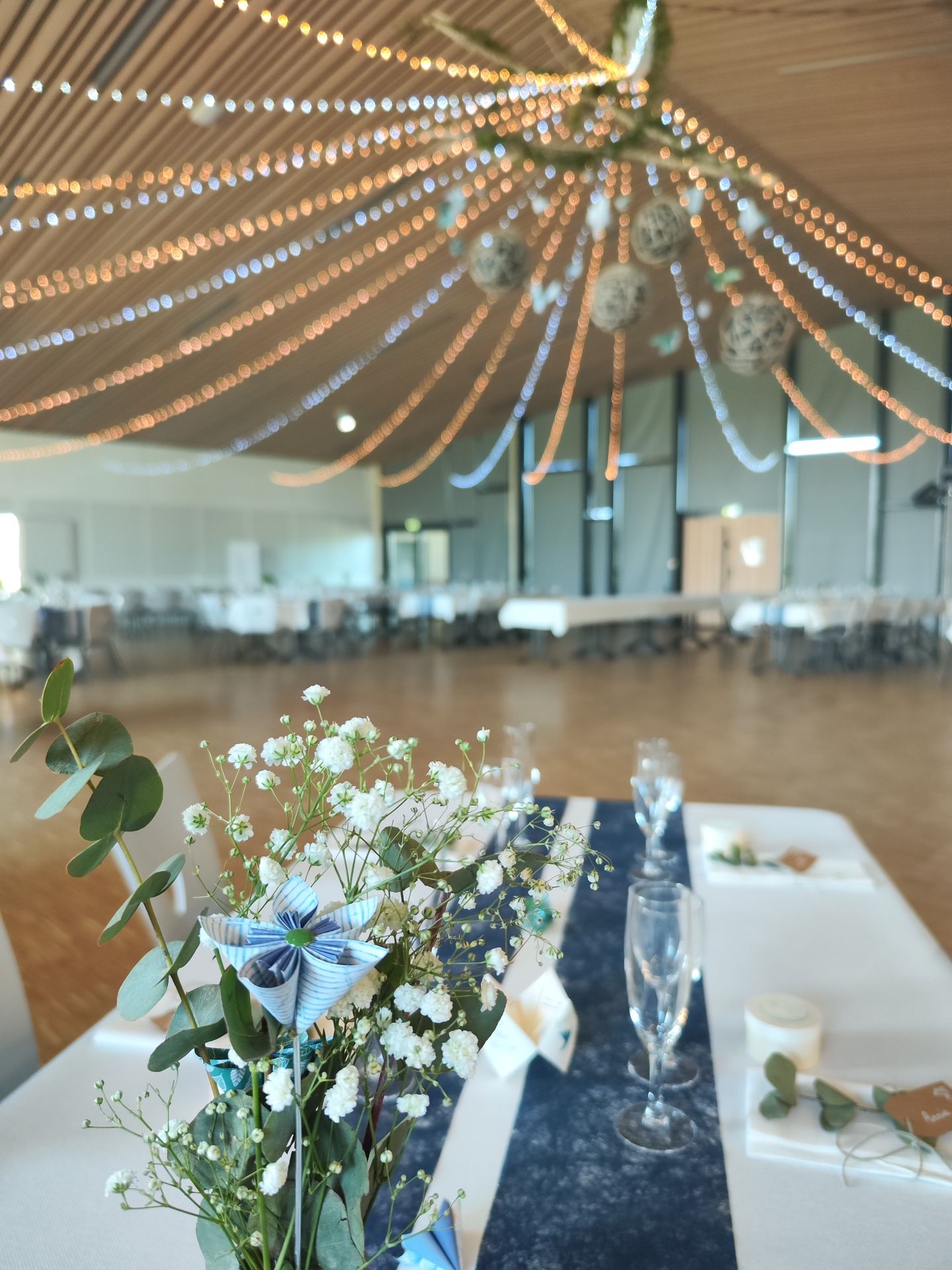 Mariage La Prairie ciel étoilé table blanche chemin de table bleu marine feuillage fleurs bleu