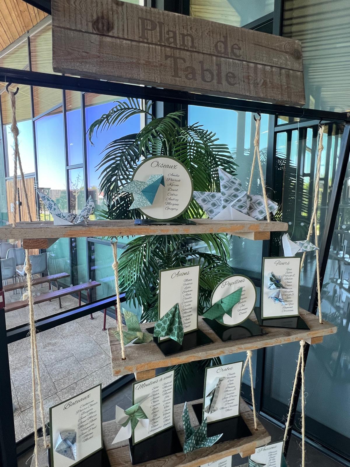 Mariage La Prairie plan de table balançoire origami feuillage vert et bleu