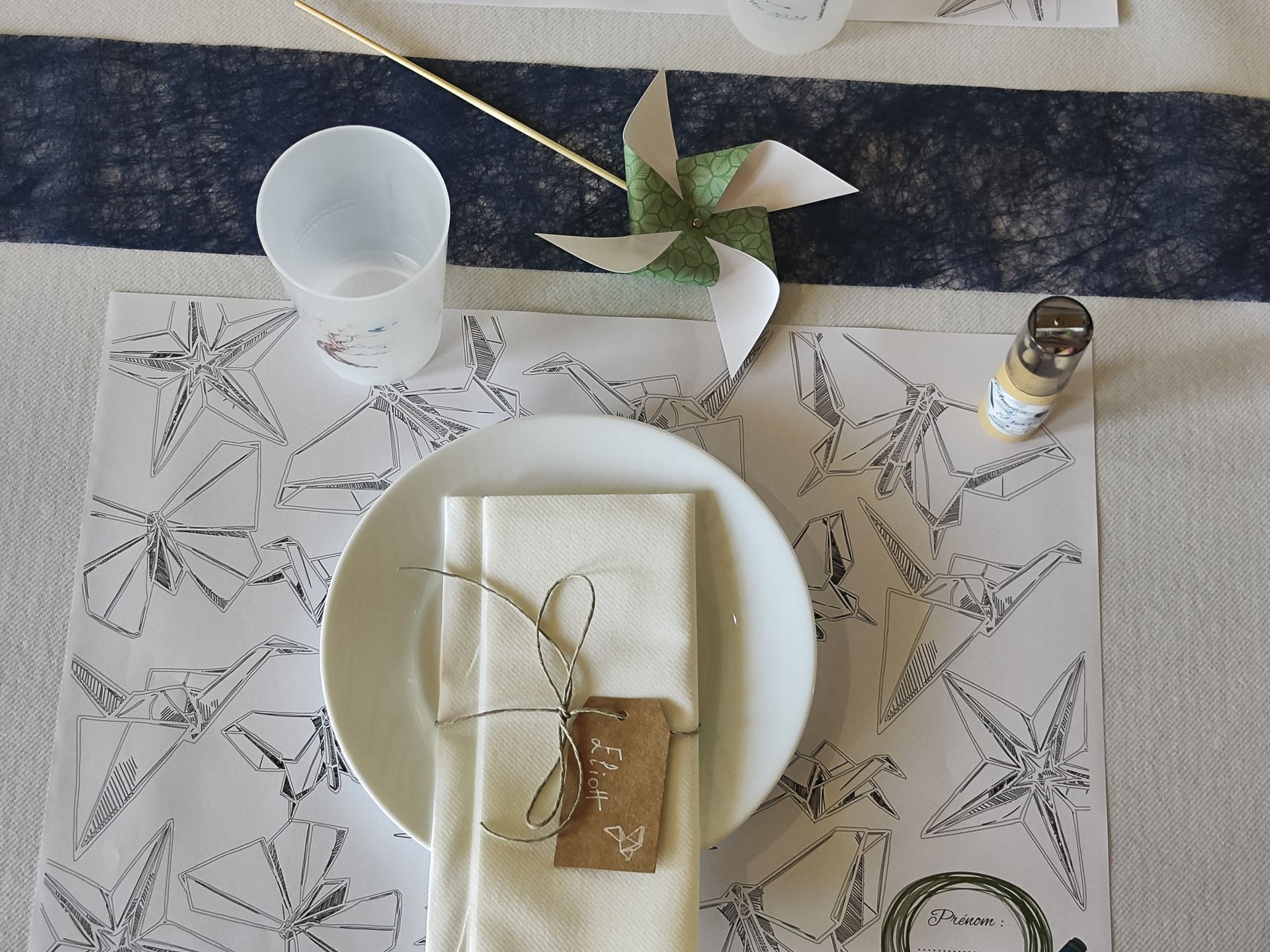 Mariage La Prairie assiette blanche dessous de table papier mer moulin à vent origami marque place craft