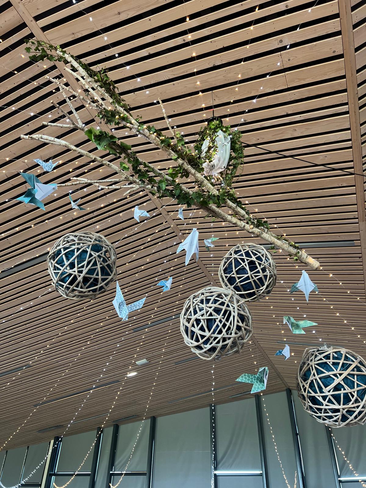 Mariage La Prairie plafond ciel étoilé leds boules chinoise bois origami bleu feuillage