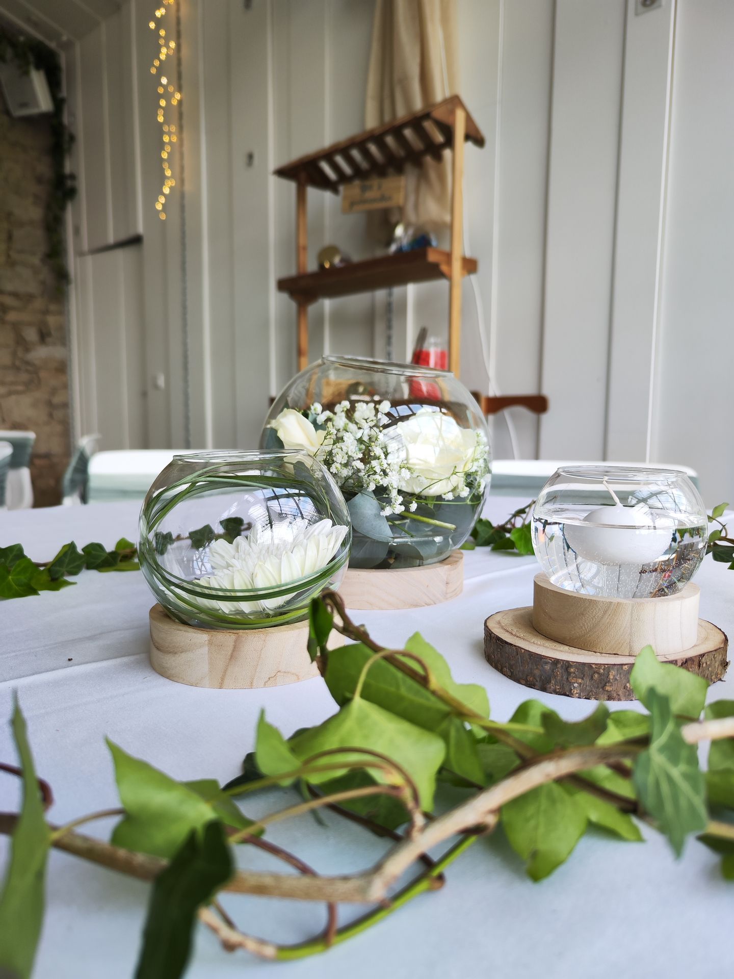 Mariage Vallée de la Roche table blanche centre de table rondin bois vase rond fleurs blanches lière bougie