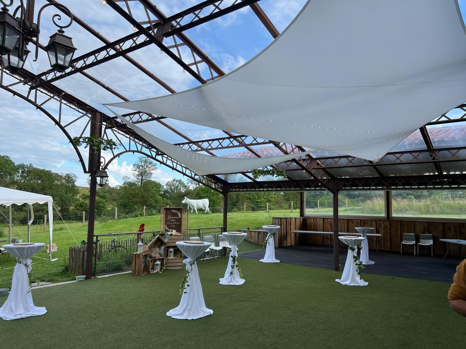Mariage Vallée de la Roche vin d'honneur extérieur table banche et toile blanche