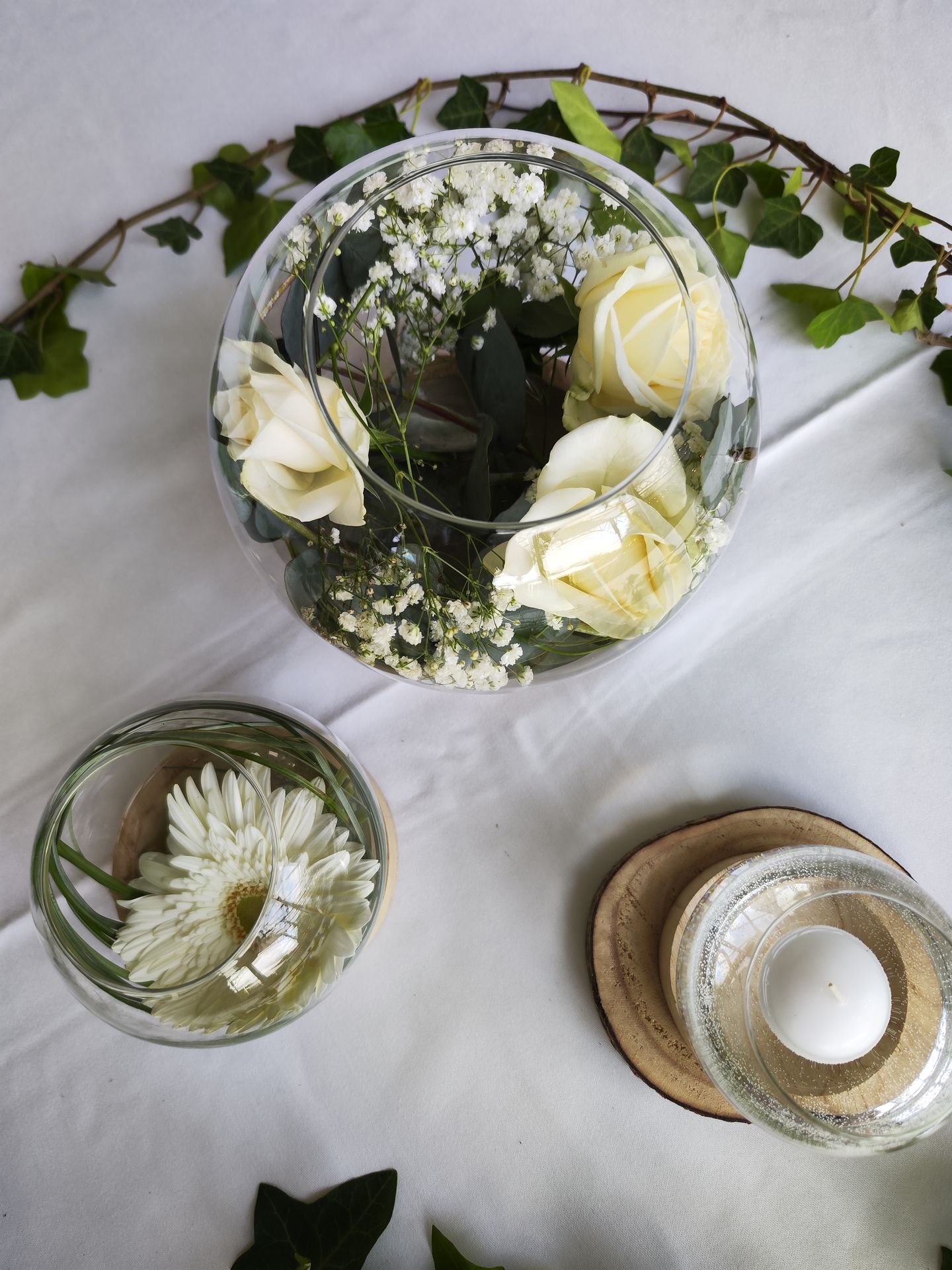 Mariage Vallée de la Roche table blanche centre de table rondin bois vase rond fleurs blanches lière bougie