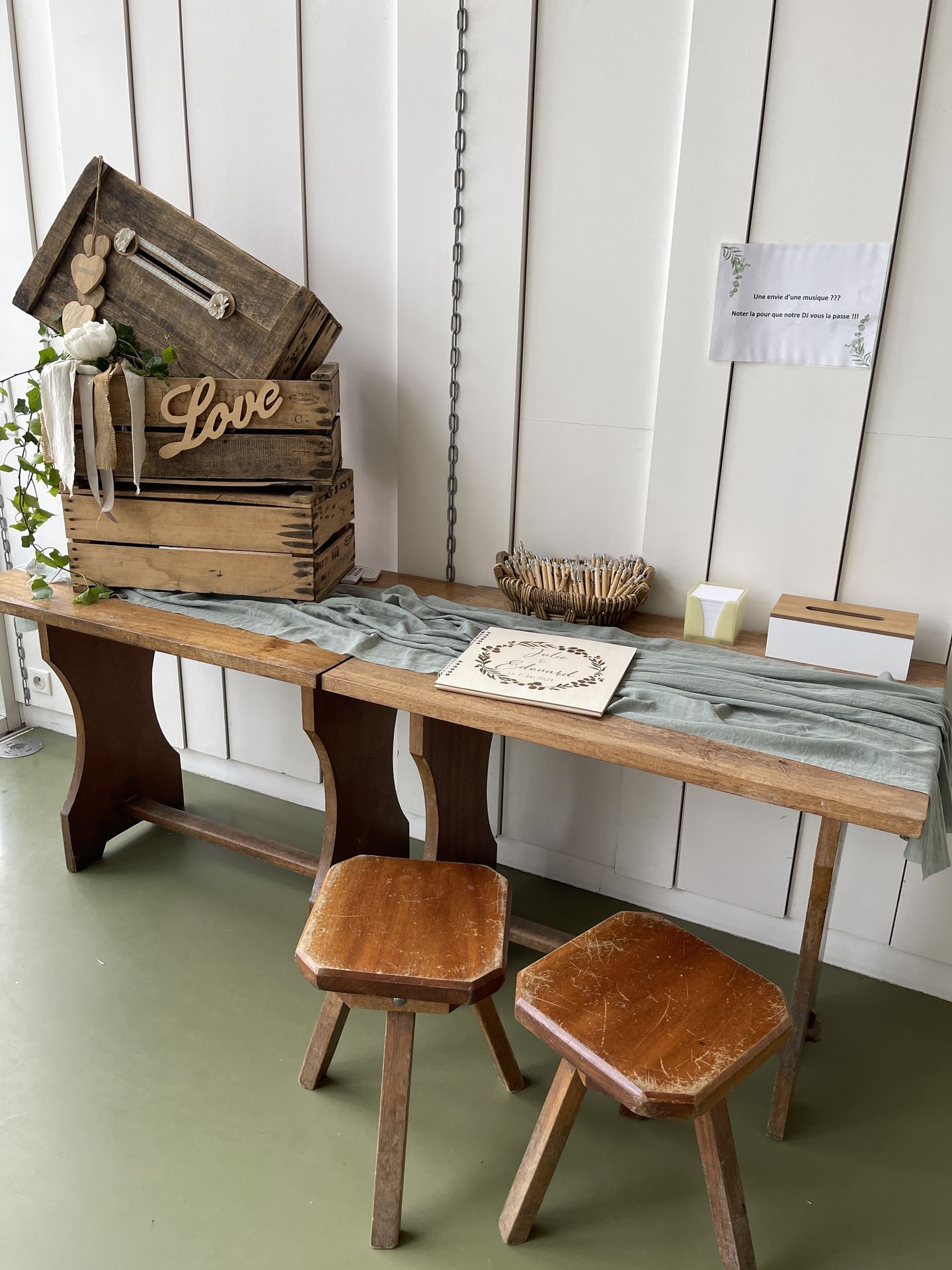 Mariage Vallée de la Roche espace livre d'or caisse en bois crayon personnalisé en boiscehemin de table vert sauge