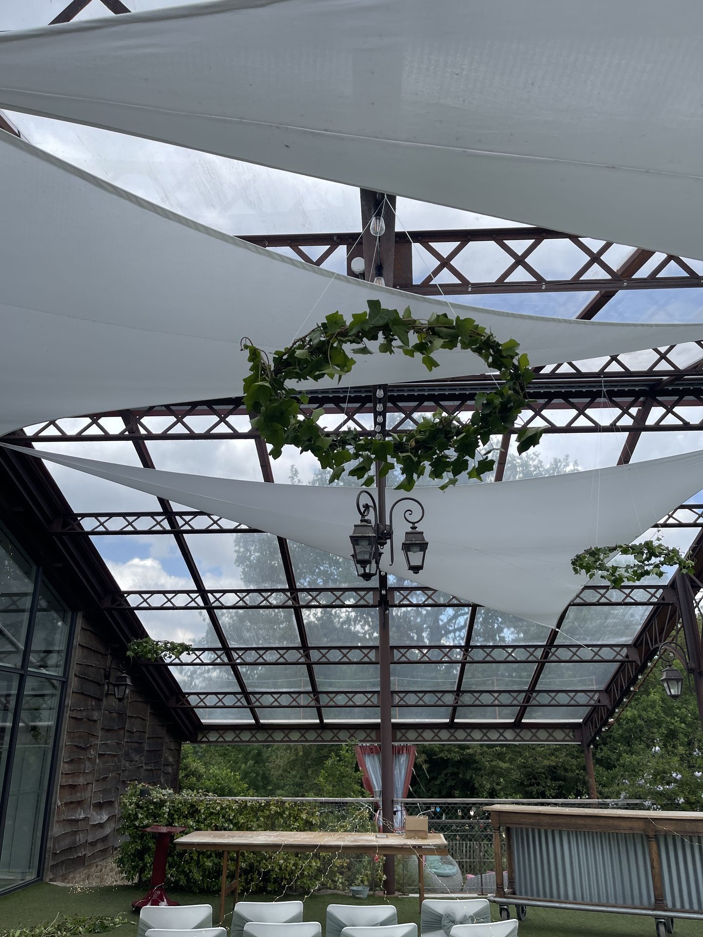 Mariage Vallée de la Roche toile blanche couronne de feuilage