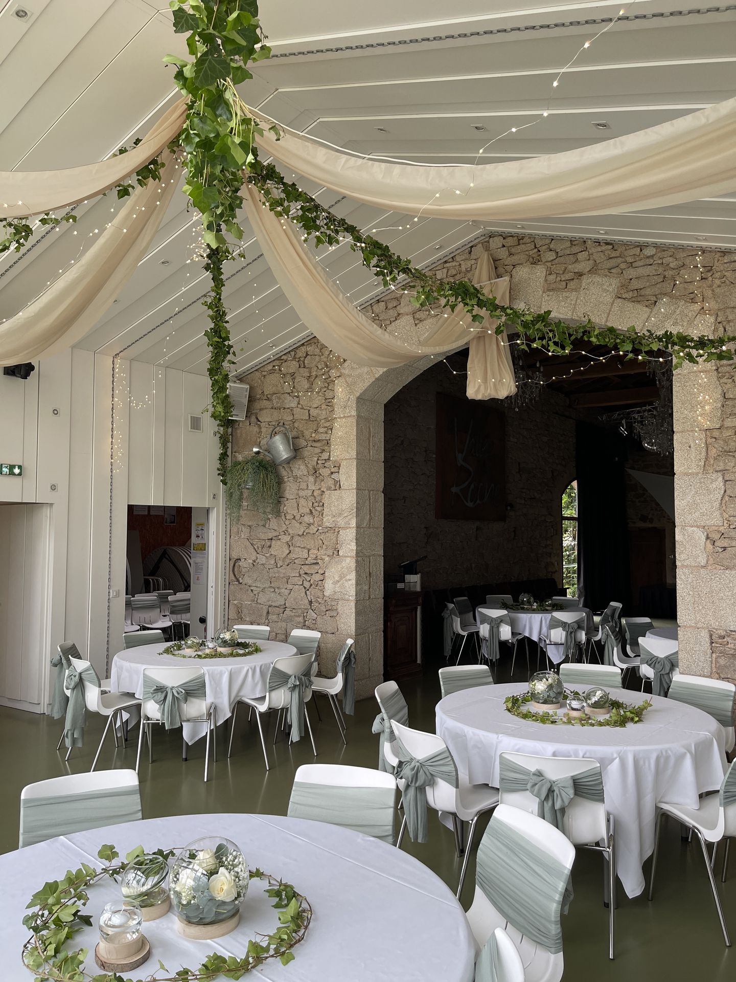 Mariage Vallée de la Roche plafond tentures blanche et sable leds et lière table blanche
