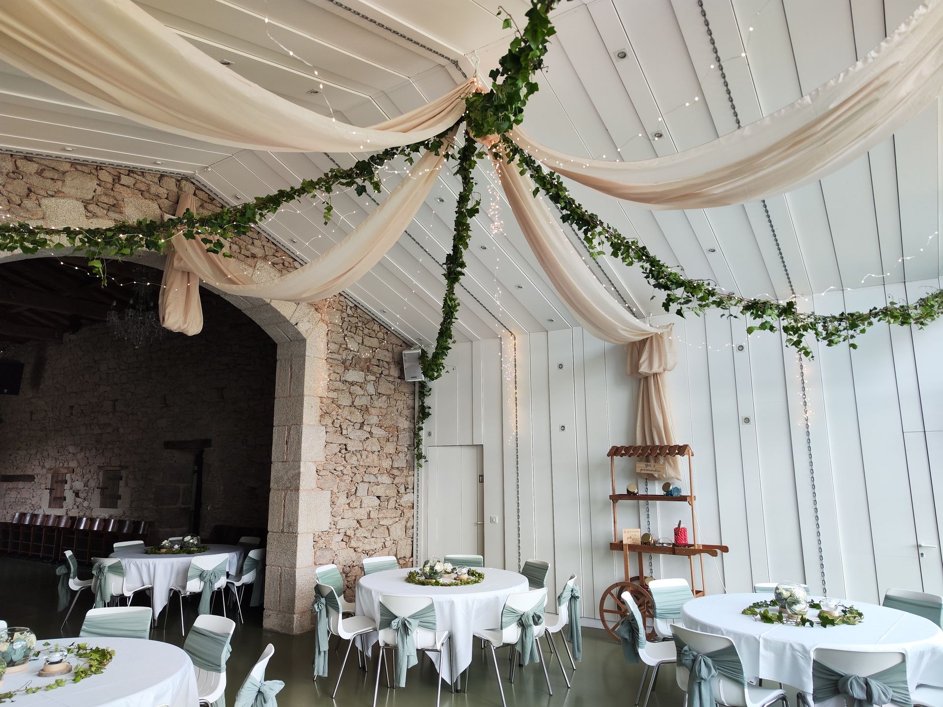 Mariage Vallée de la Roche plafond tentures blanche et sable leds et lière table blanche