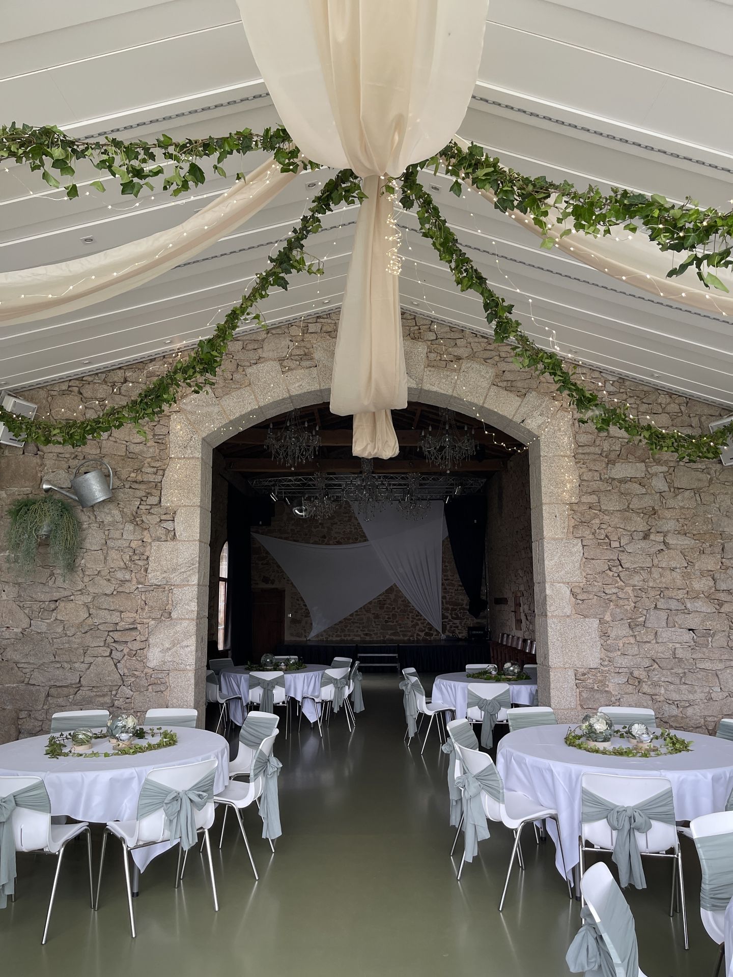 Mariage Vallée de la Roche plafond tentures blanche et sable leds et lière table blanche