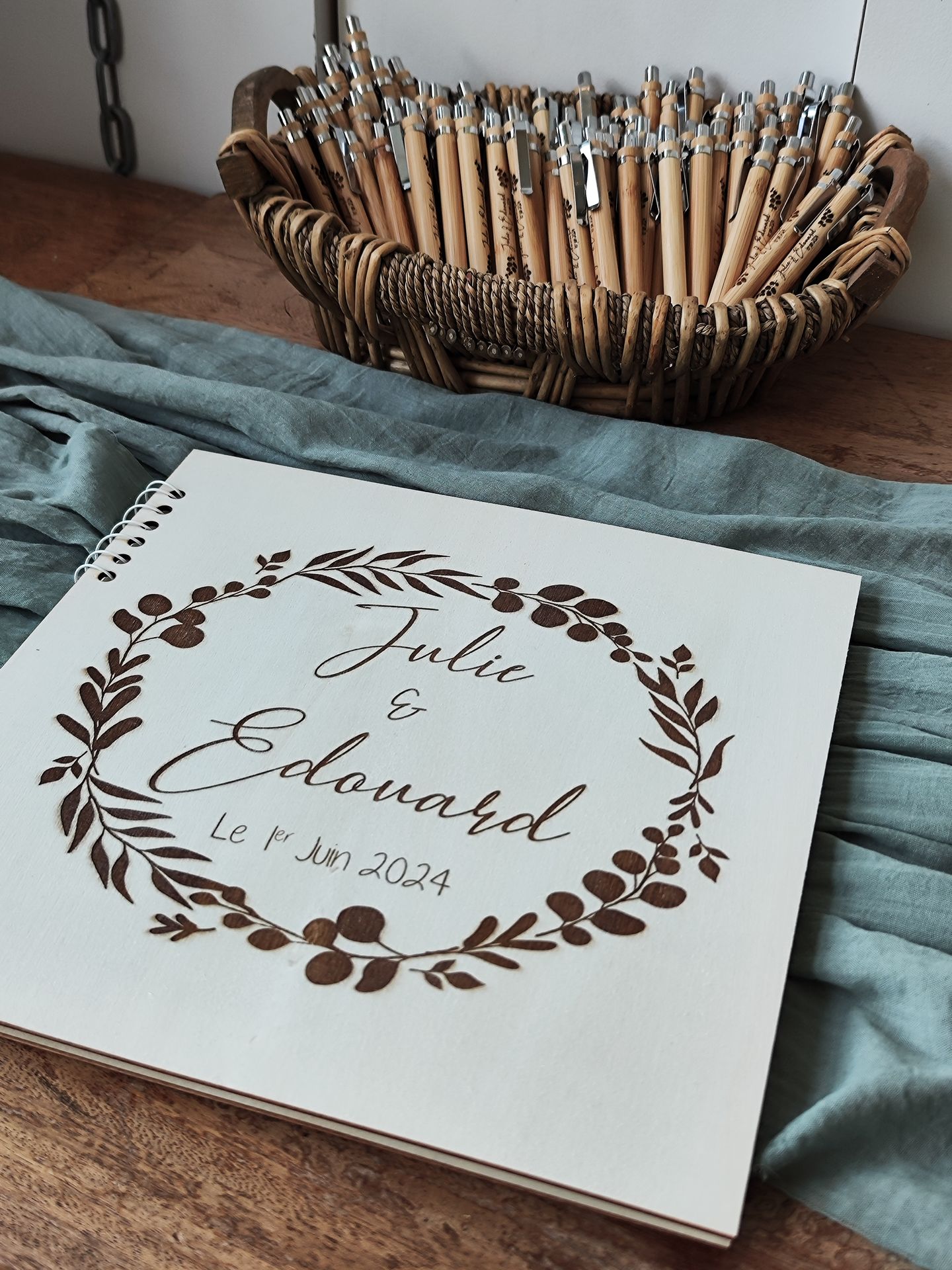 Mariage Vallée de la Roche espace livre d'or et crayon personnalisé en bois chemin de table vert sauge