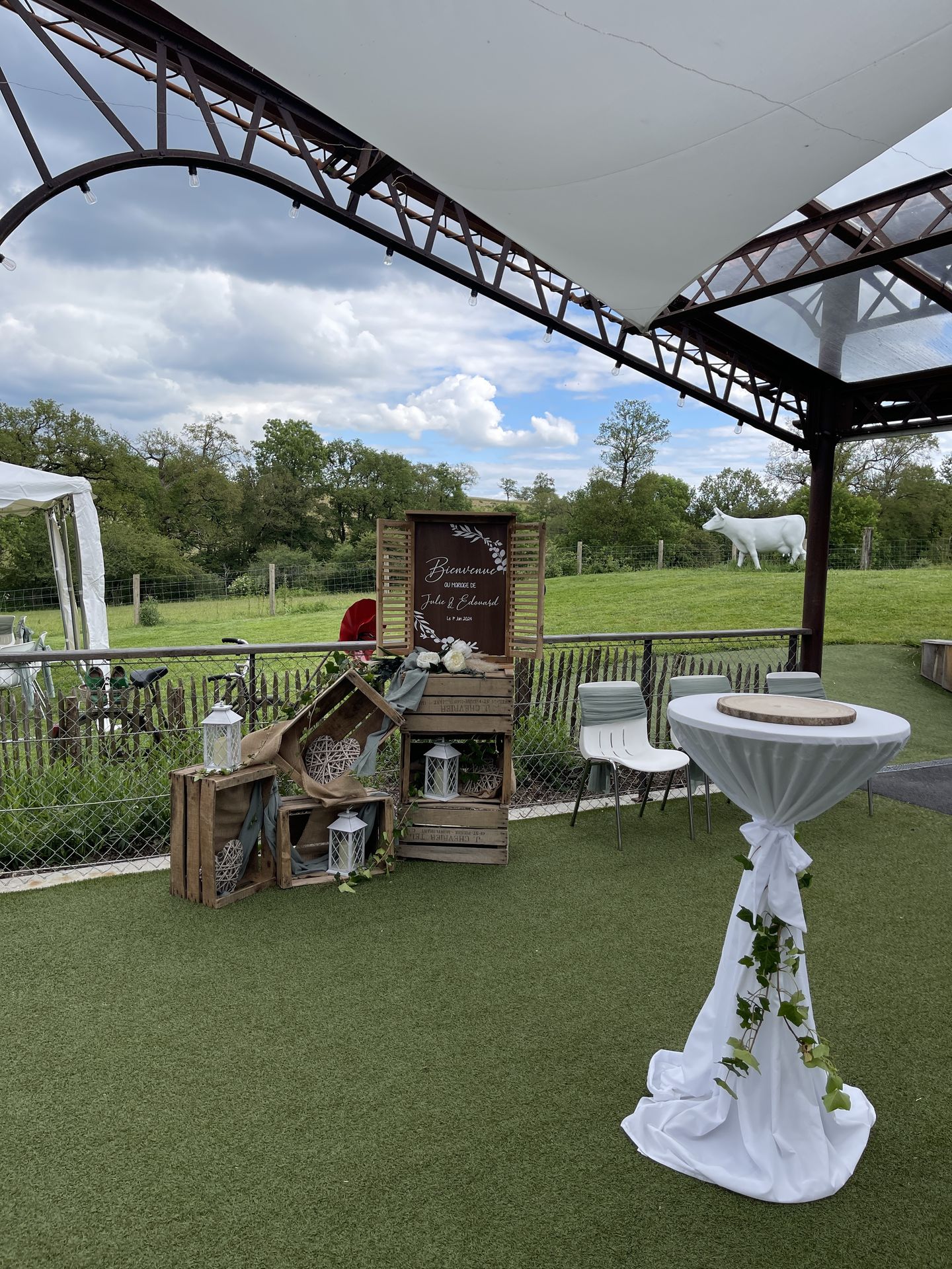 Mariage Vallée de la Roche panneau de bienvenue caisse à pommes table blanche