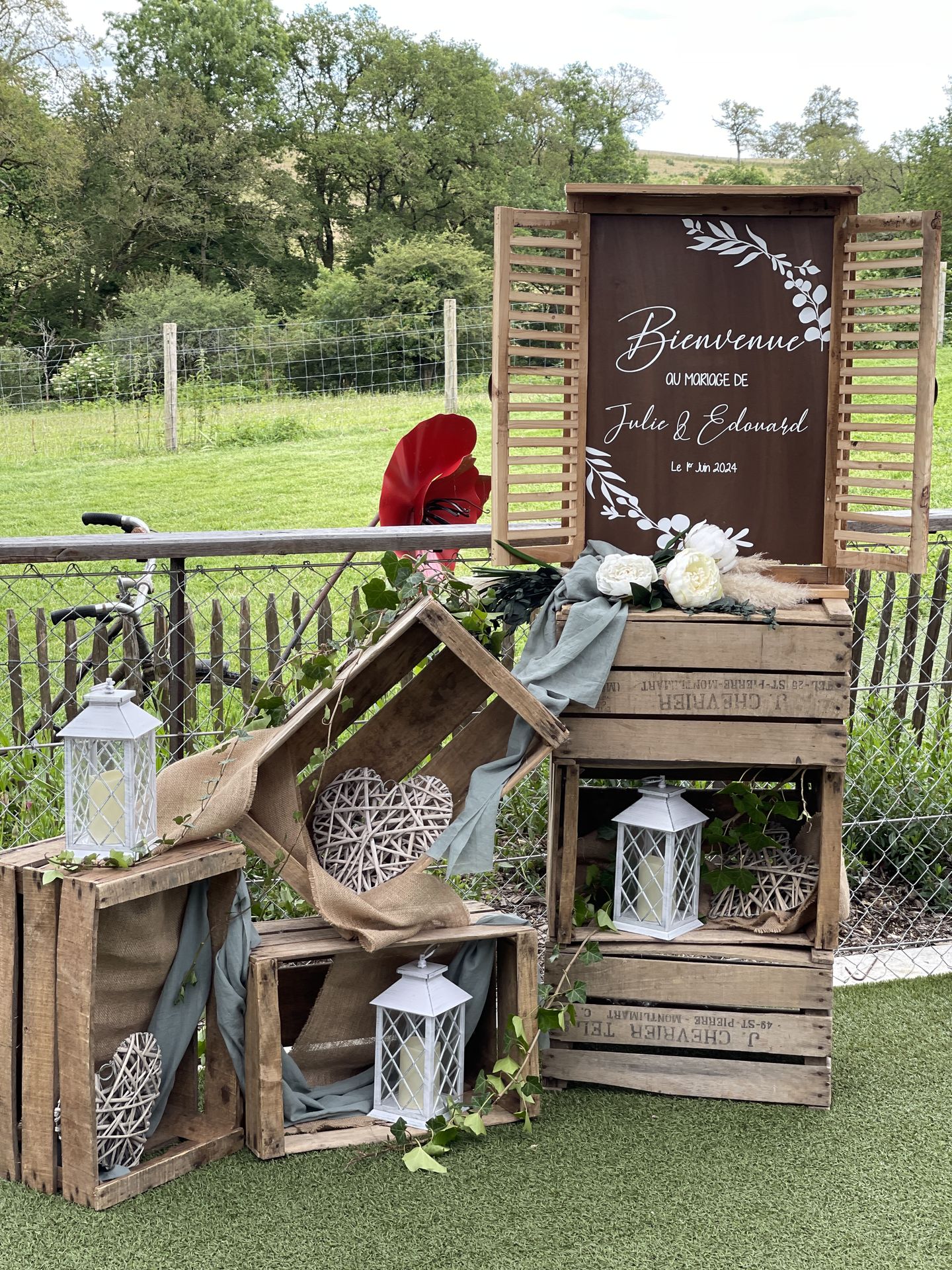 Mariage Vallée de la Roche panneau de bienvenue caisse à pommes