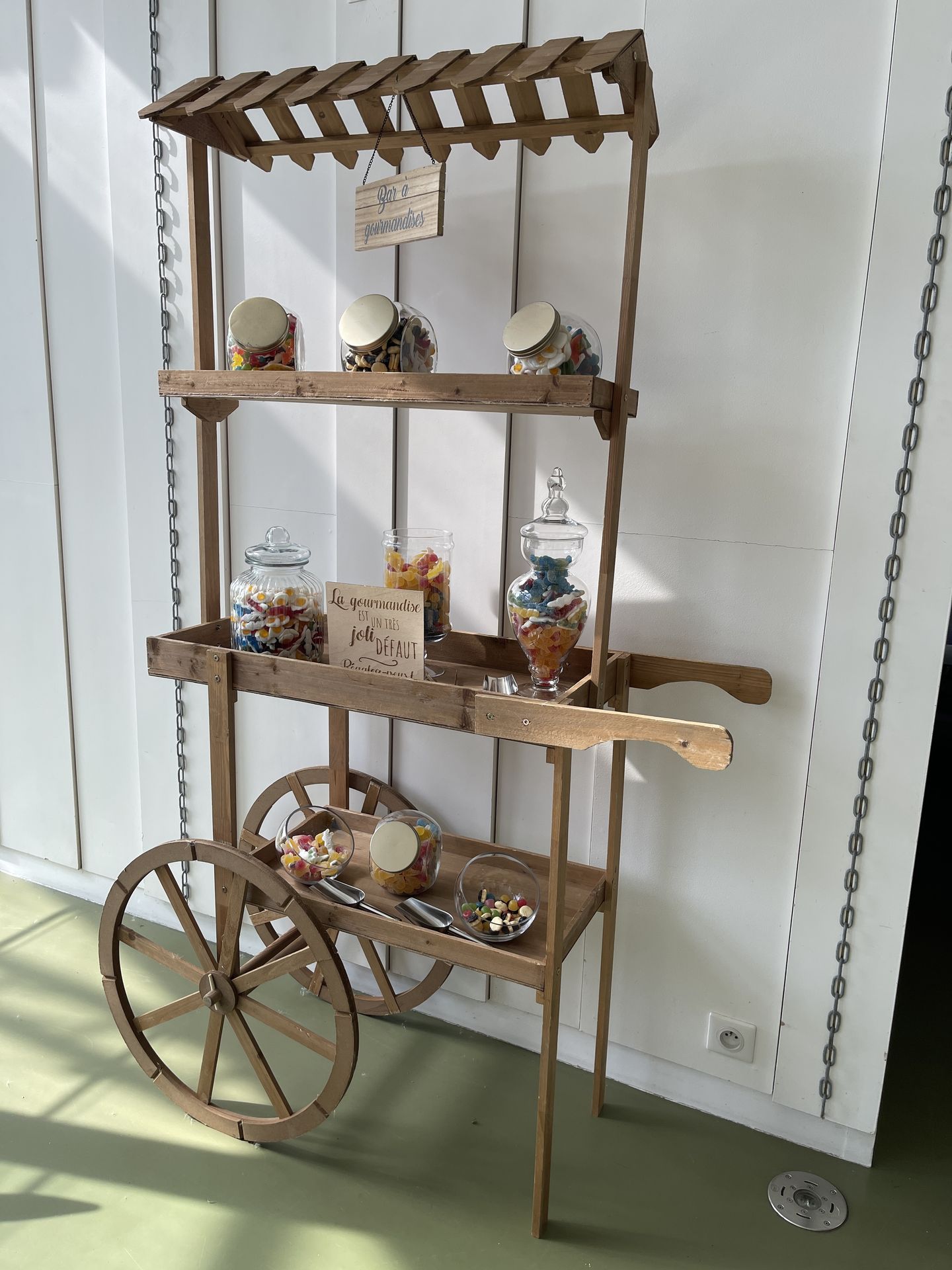 Mariage Vallée de la Roche bar à gourmandise chariot en bois