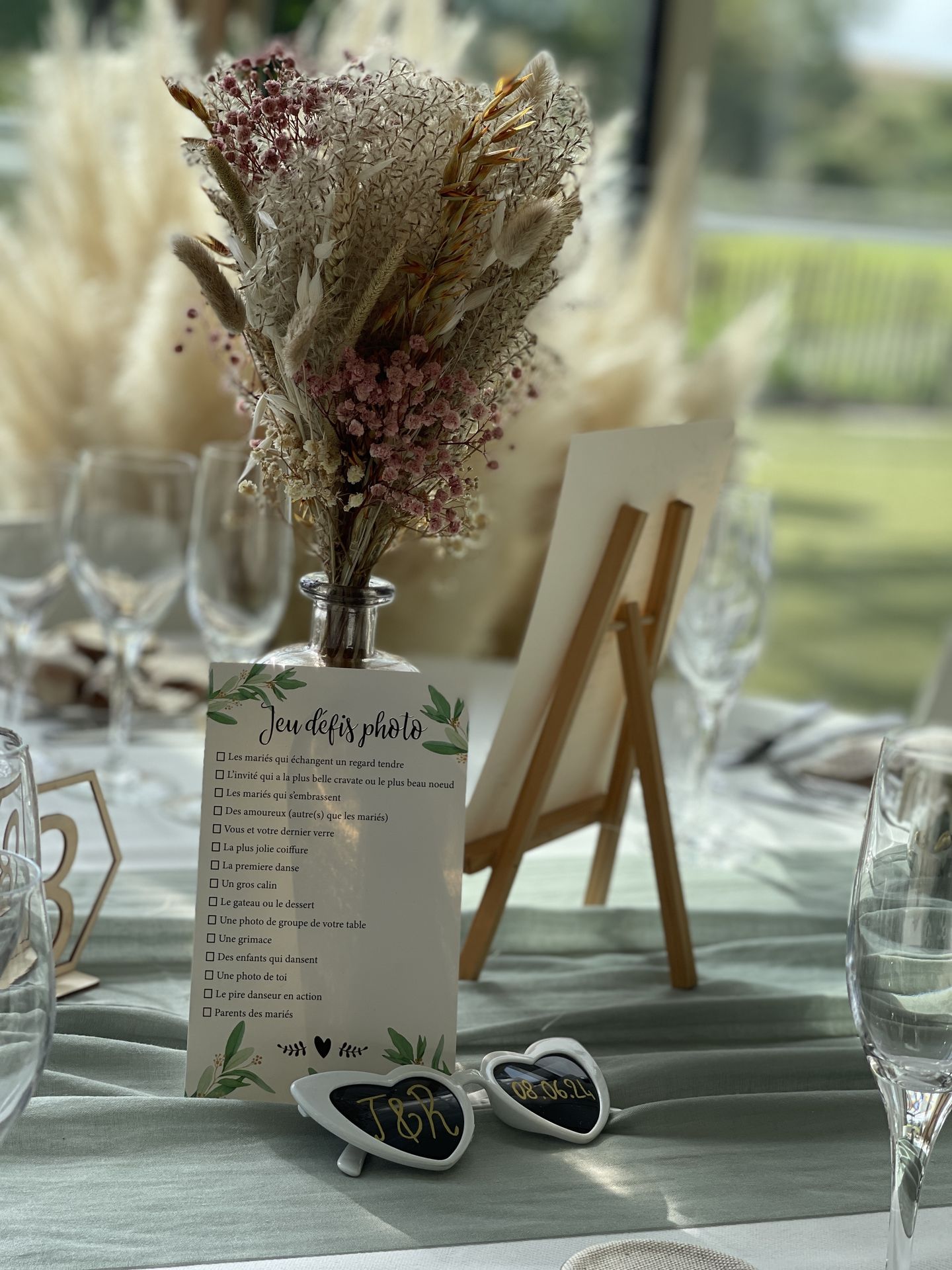 Mariage Vallée de la Roche fiche défis lunette blanche personnalisé vase fleurs sèches et menu