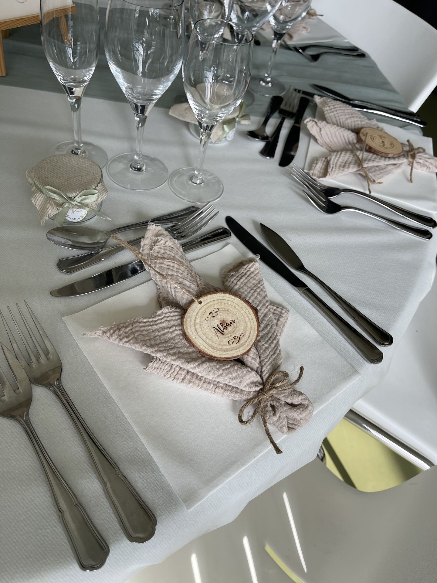 Mariage Vallée de la Roche serviette sable rondin en bois marque place