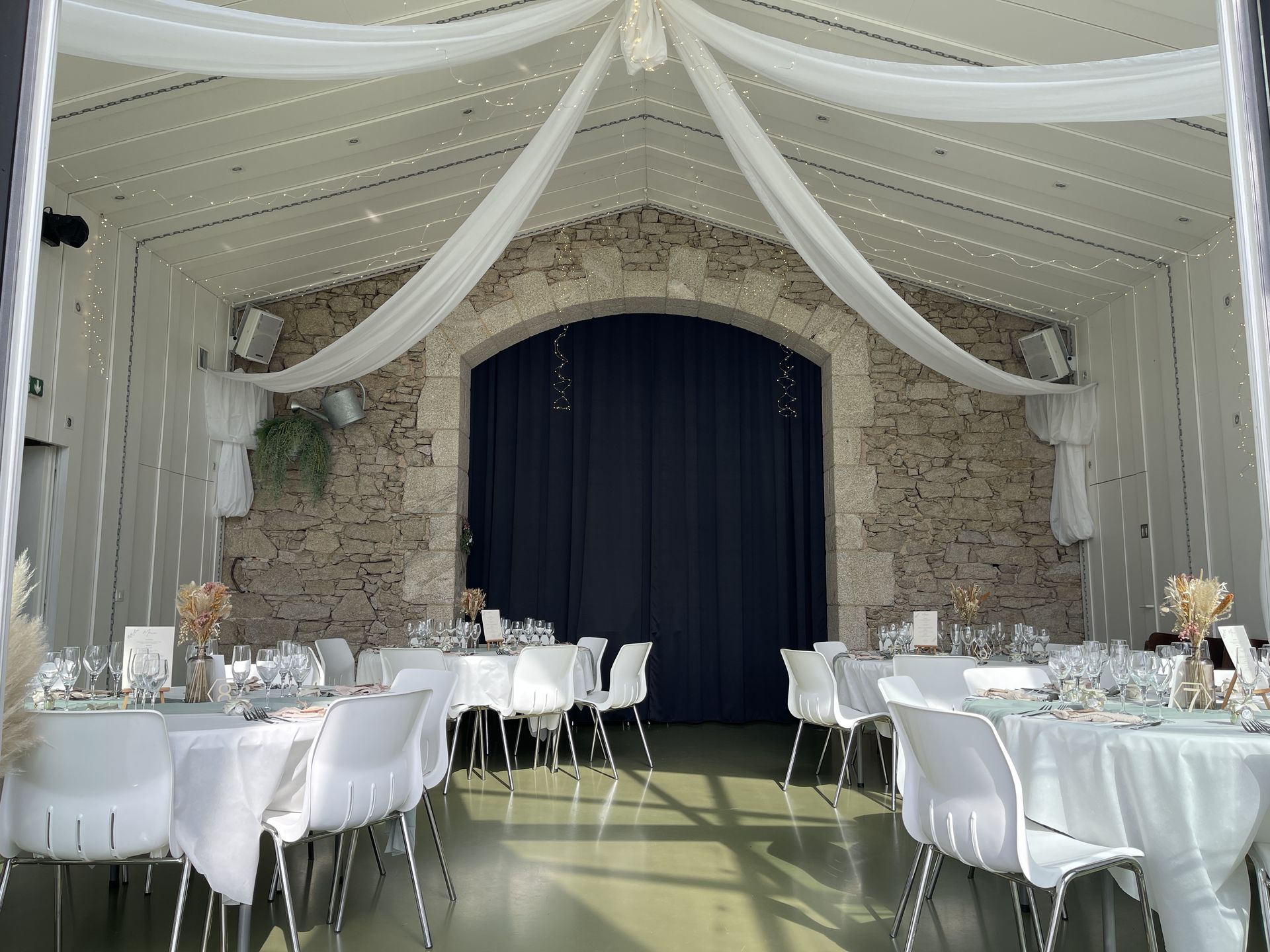 Mariage Vallée de la Roche tentures blanches leds table blanches et chemin de table vert sauge