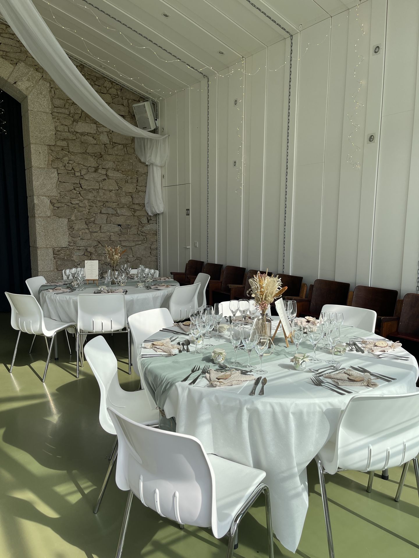 Mariage Vallée de la Roche tentures blanches leds table blanches et chemin de table vert sauge