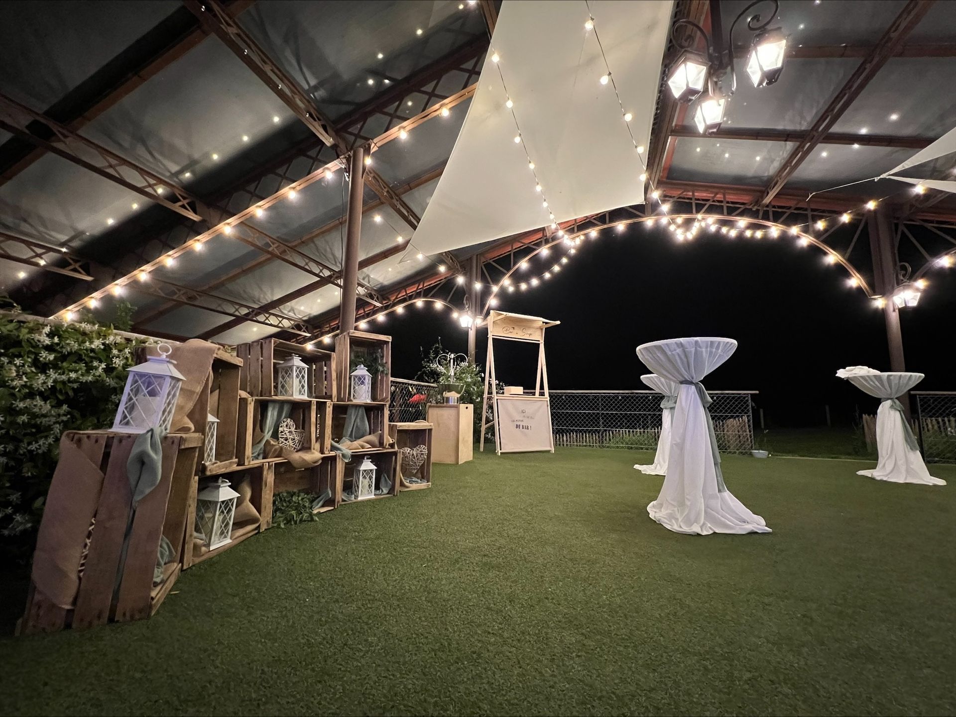 Mariage Vallée de la Roche décor vin d'honneur caisse à pommes guirlande guinguette table blanche