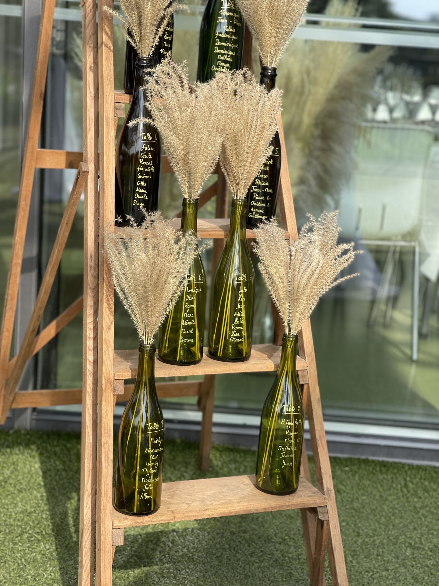 Mariage Vallée de la Roche plan de table bouteille verte et pampas