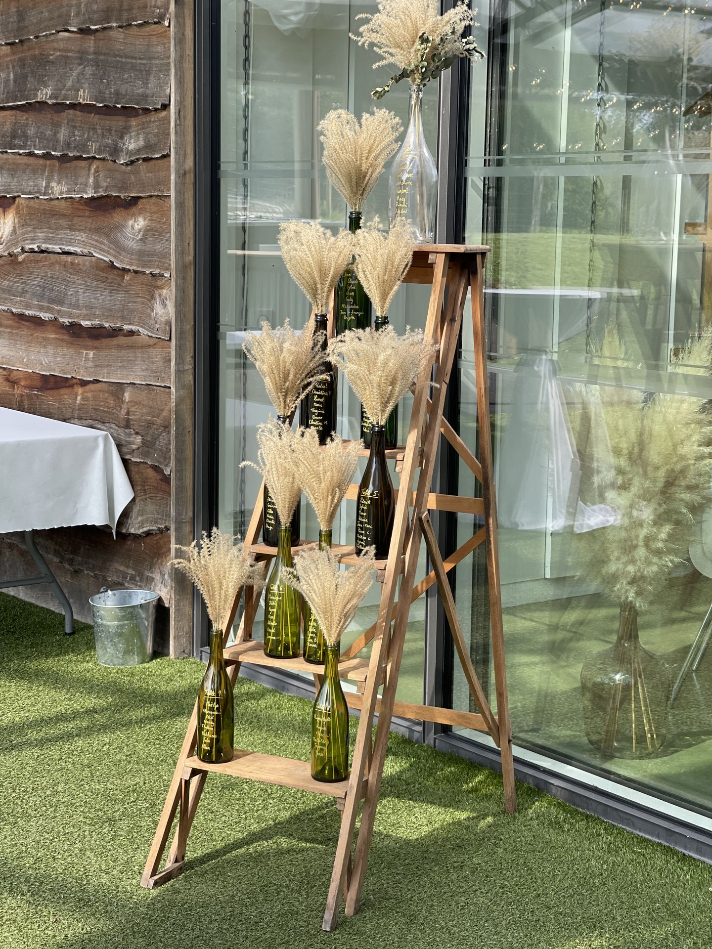 Mariage Vallée de la Roche plan de table bouteille verte et pampas