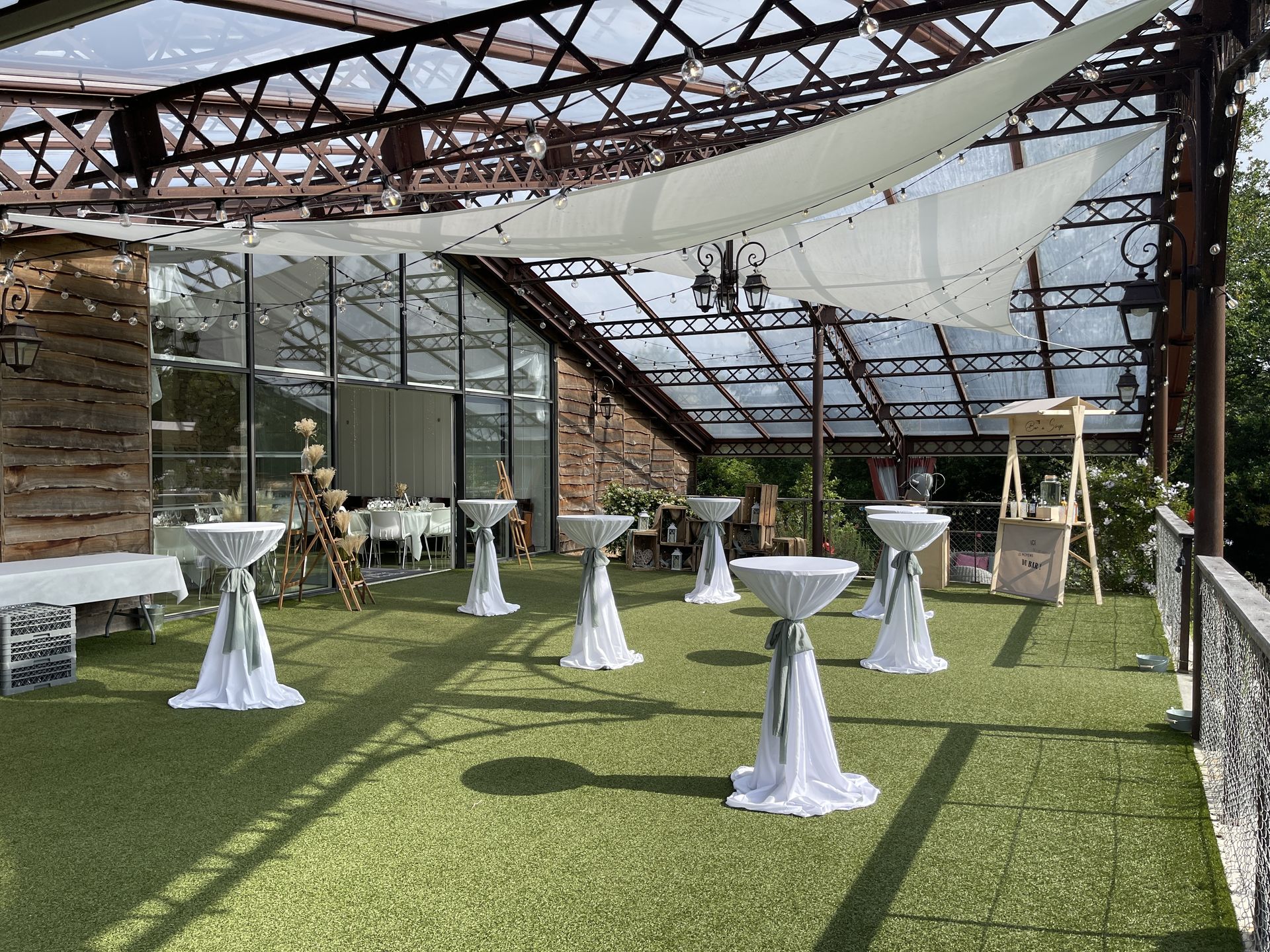 Mariage Vallée de la Roche vin d'honneur table blanche vert sauge guirlande guinguette