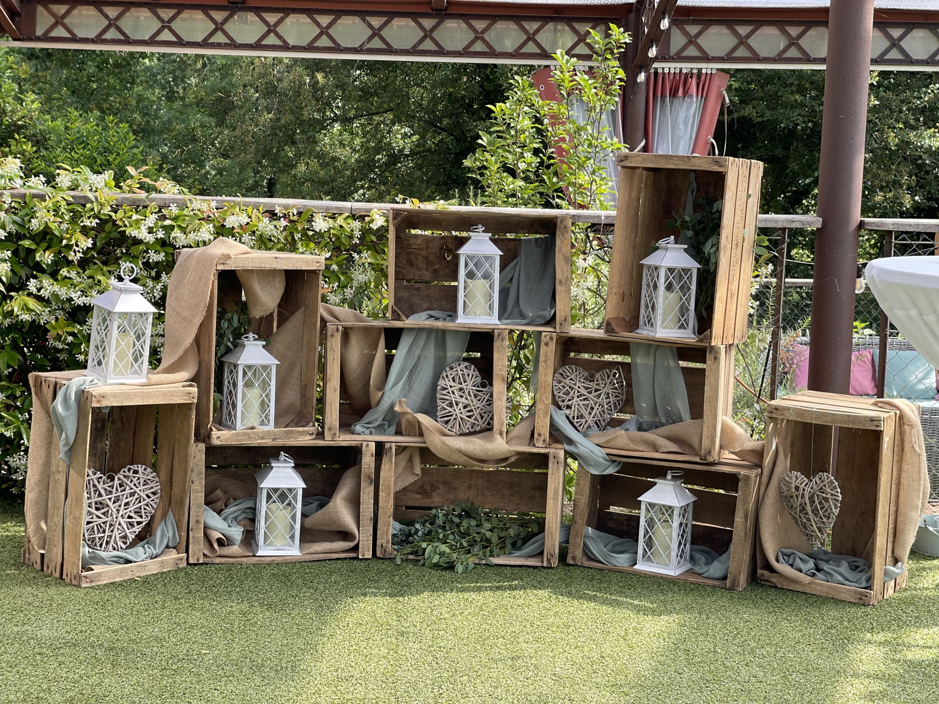 Mariage Vallée de la Roche décor vin d'honneur caisse à pommes lanterne bougie blanche tissu vert sauge et sable