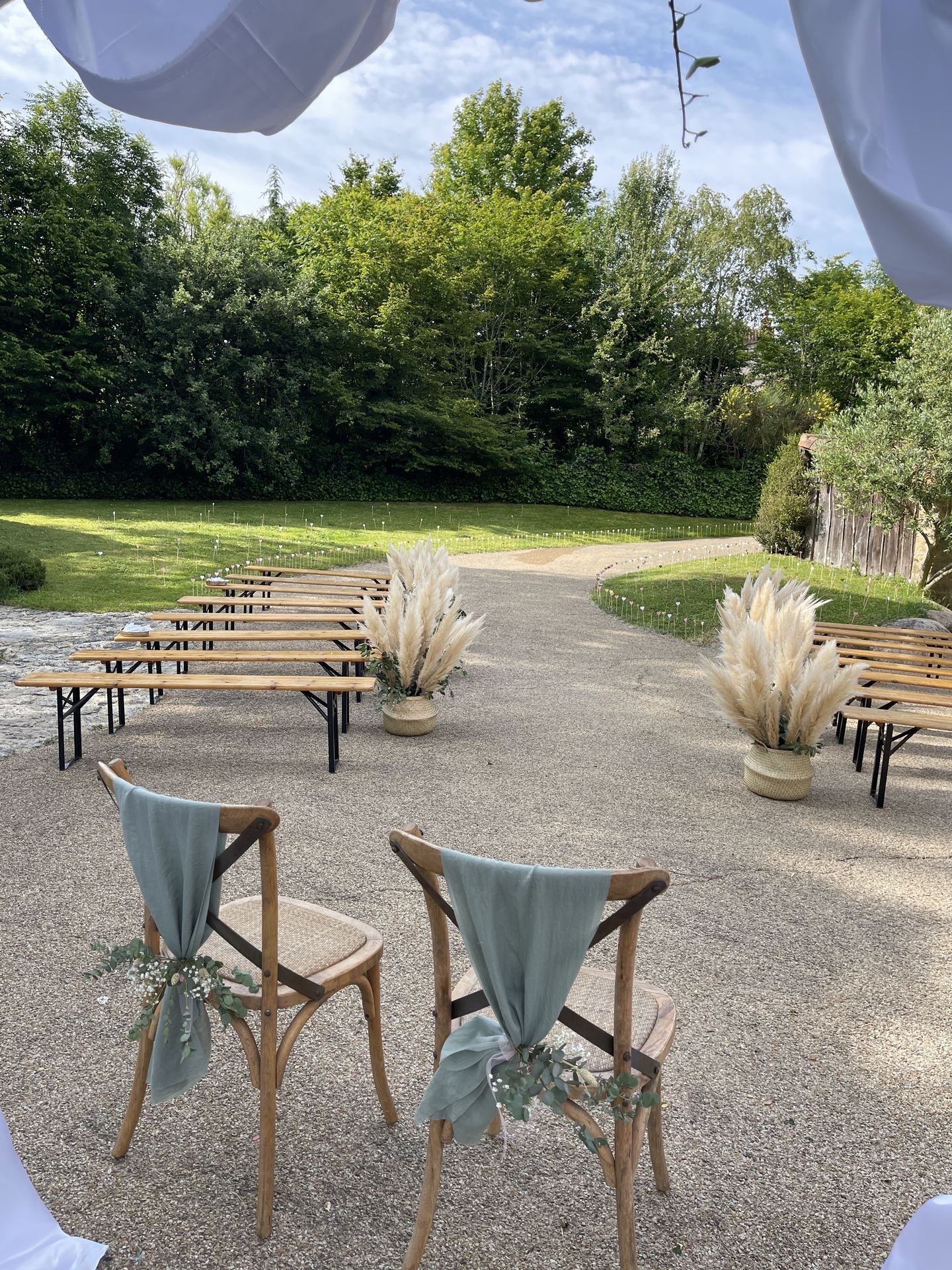 Mariage Vallée de la Roche cérémonie laique banque tissu blanc composition florales sac en maille pampas noeud de chaise vert sauge